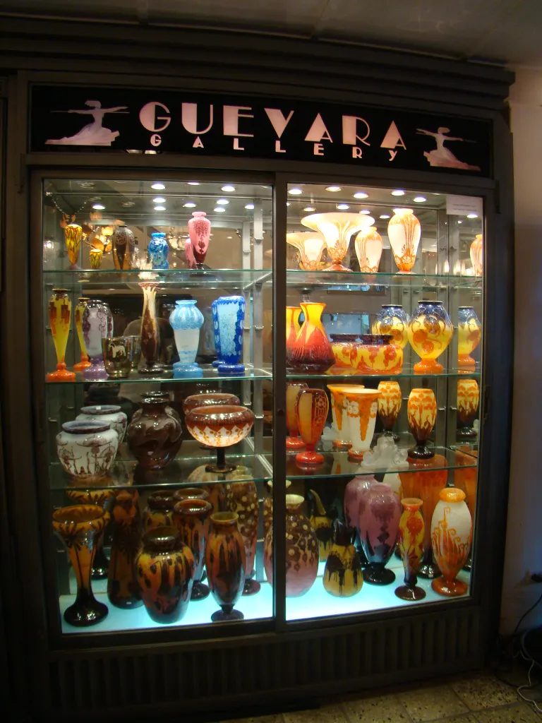 Vitrine avec des anciens verres signés Le Verre