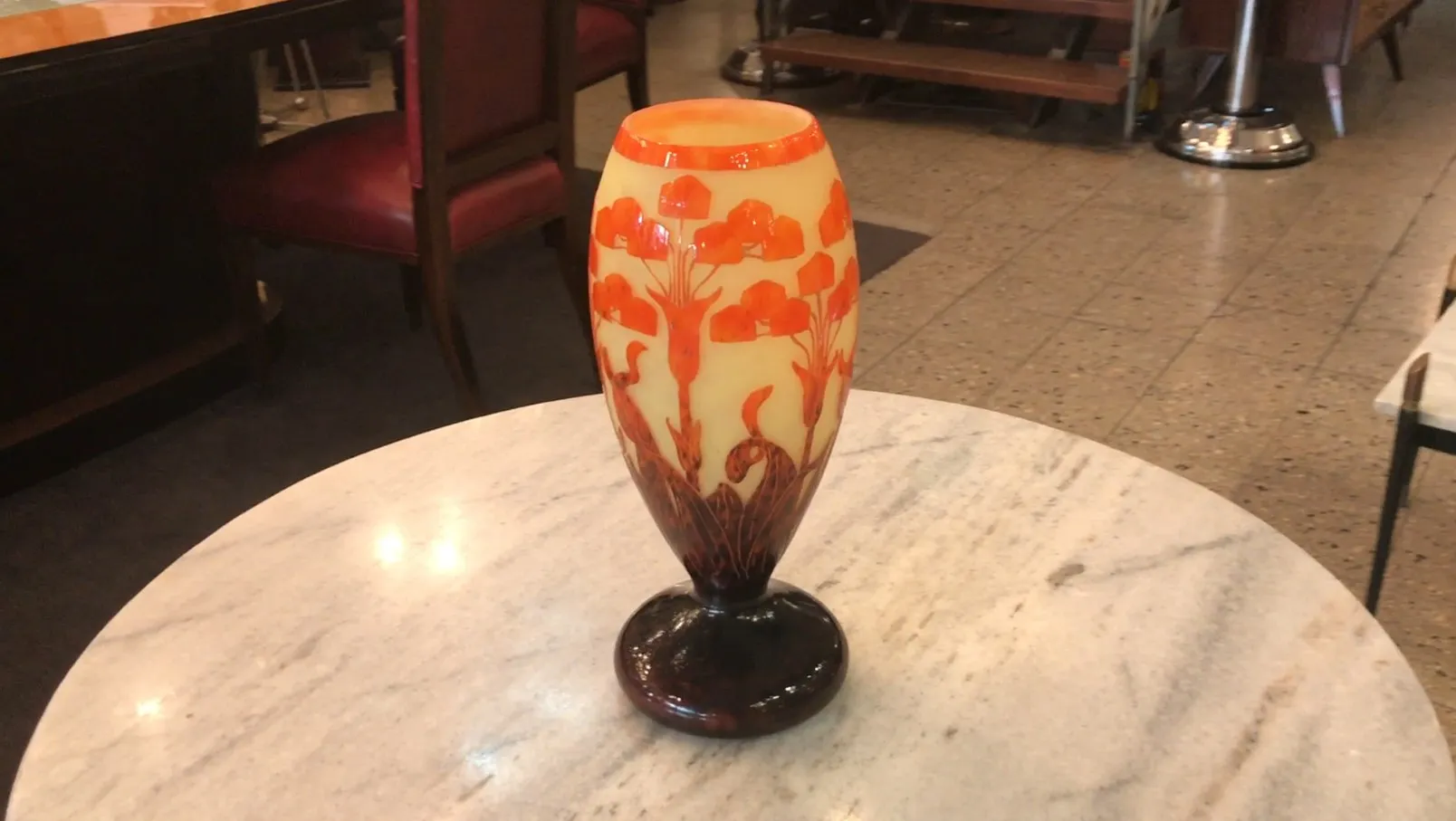 装饰有花卉的签名玻璃Le Verre，置于古典环境中