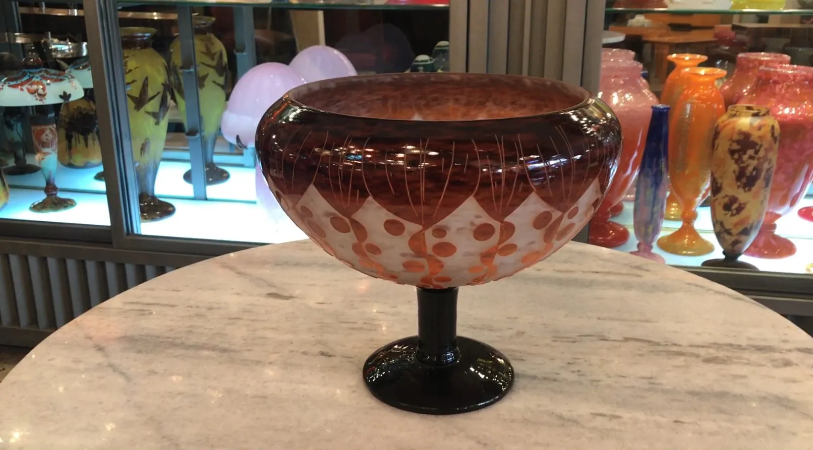 서명된 유리잔(Le Verre) 디자인이 있는 앤티크 보기