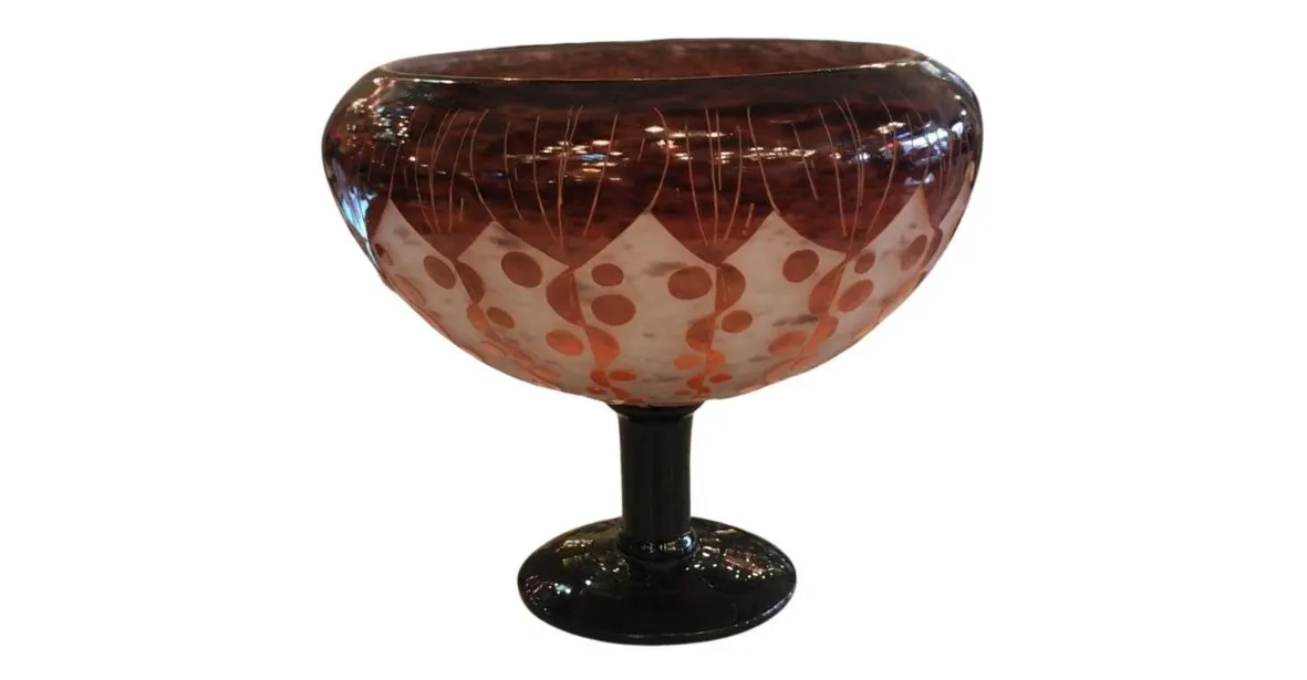 antiguo vaso de vidrio firmado, con patrones decorativos