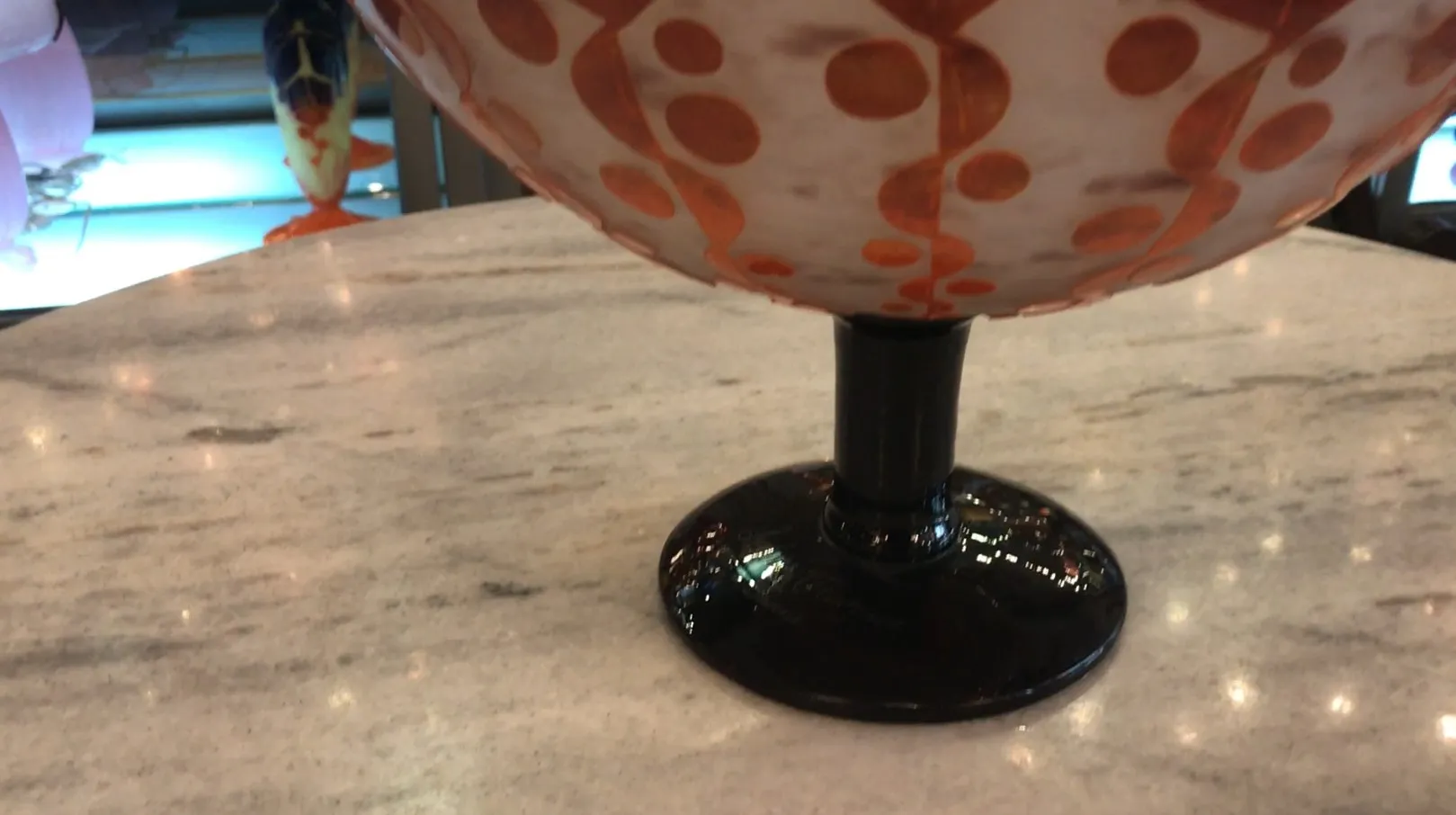 Signiertes Glas Le Verre mit einzigartigem Dekor