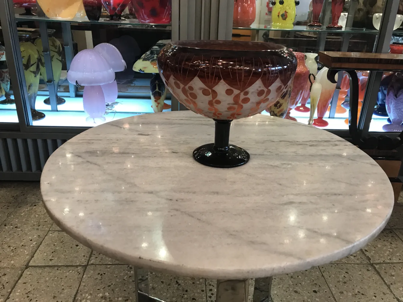 pièce de verre ancien signée Le Verre sur une table