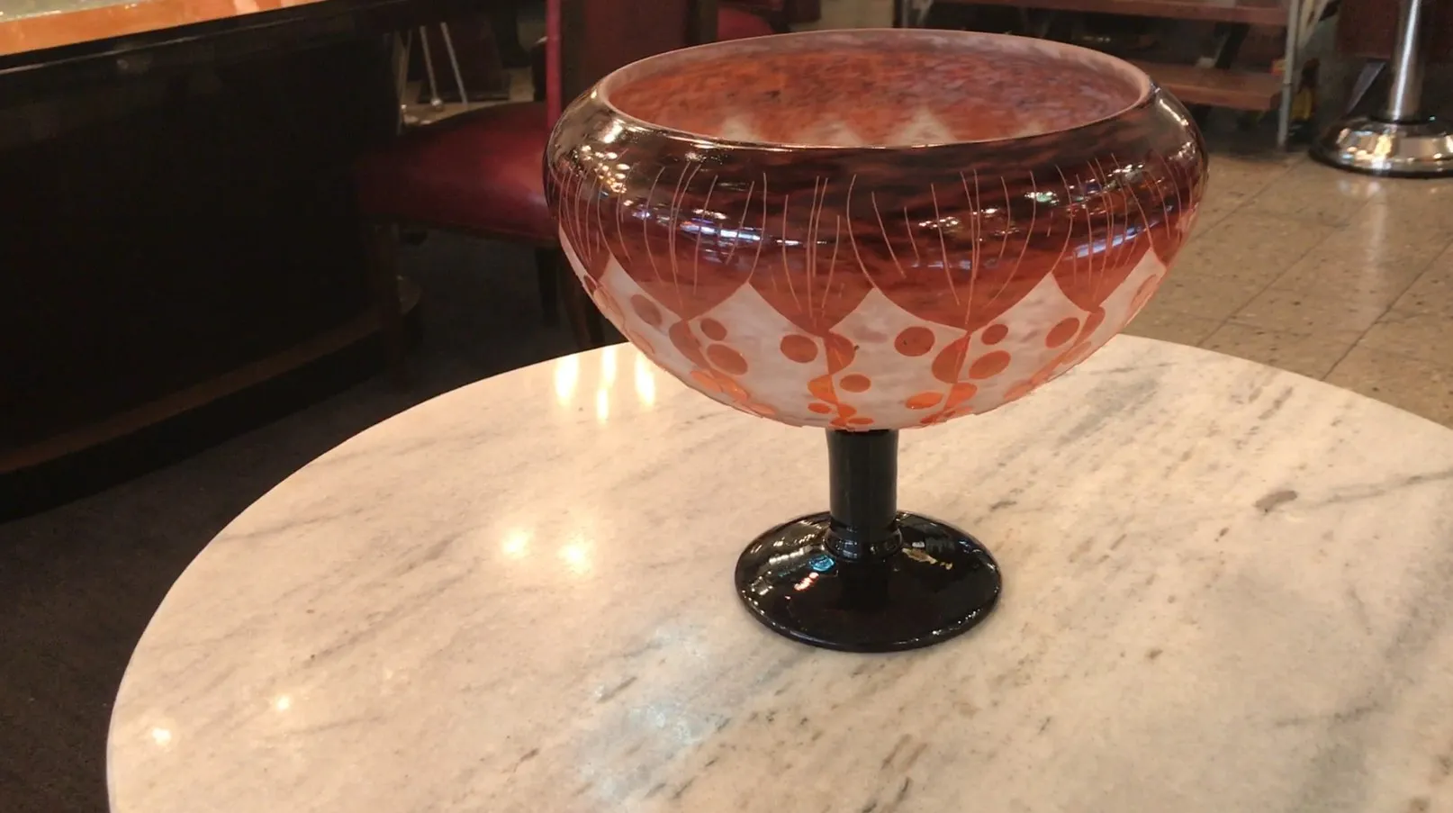 Vidro assinado Le Verre com design decorativo em fundo claro