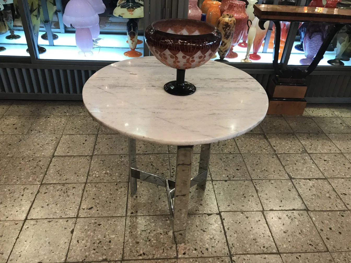 Antiguidades com vidro assinado Le Verre em mesa decorativa