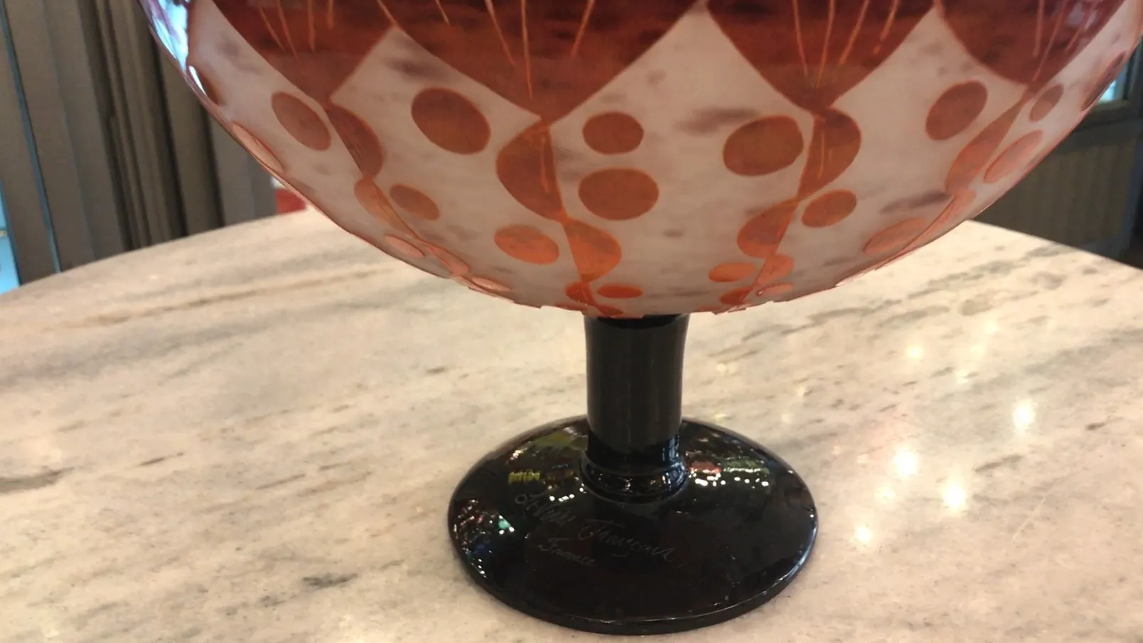 Vidro assinado com design laranja, base preta, antiguidade.