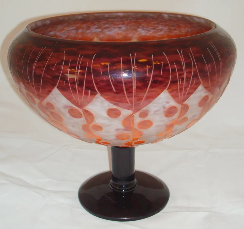 Antiquariato vetro firmato Le Verre con design decorativo e base.