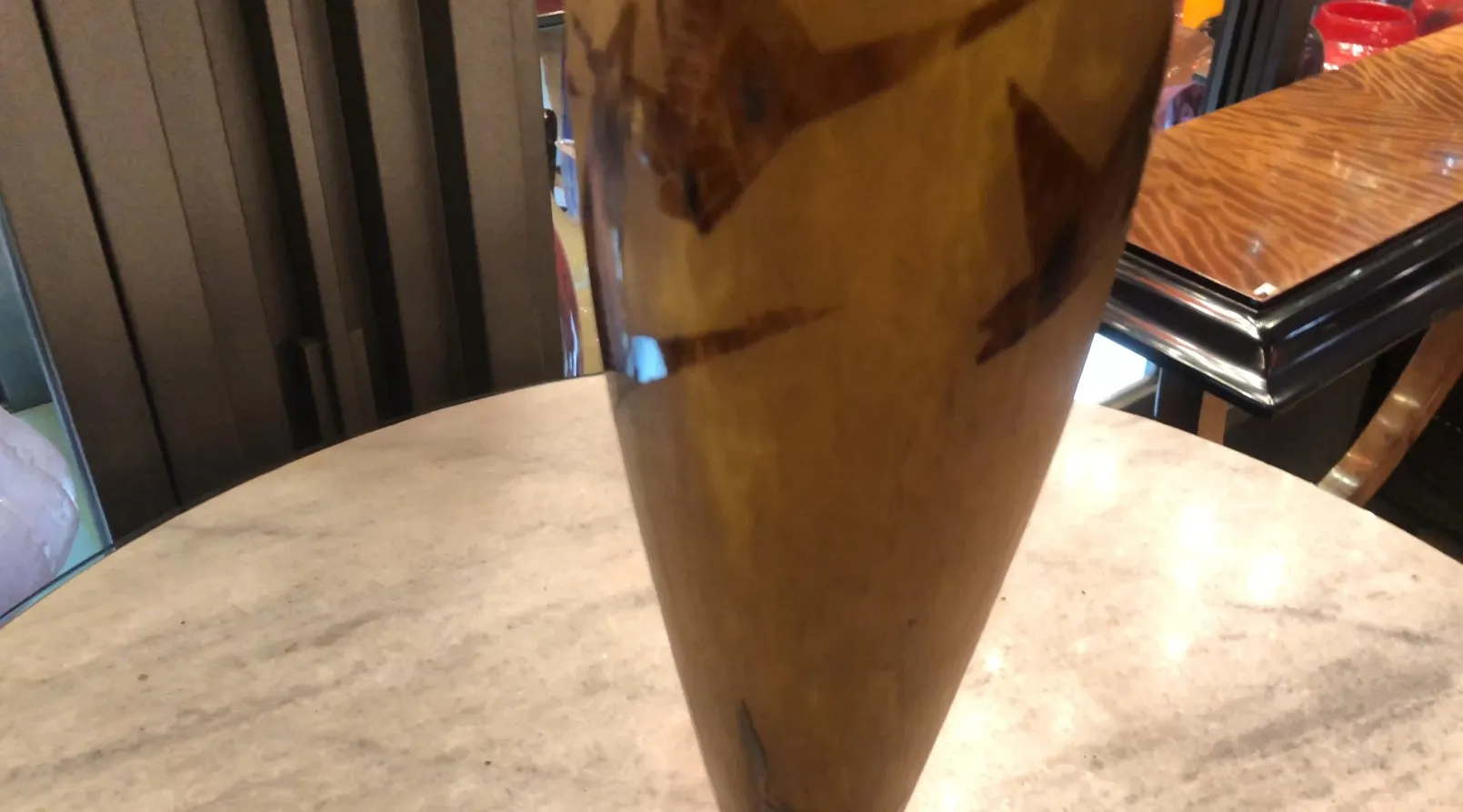 Vidro antigo com assinatura de Le Verre, design elegante