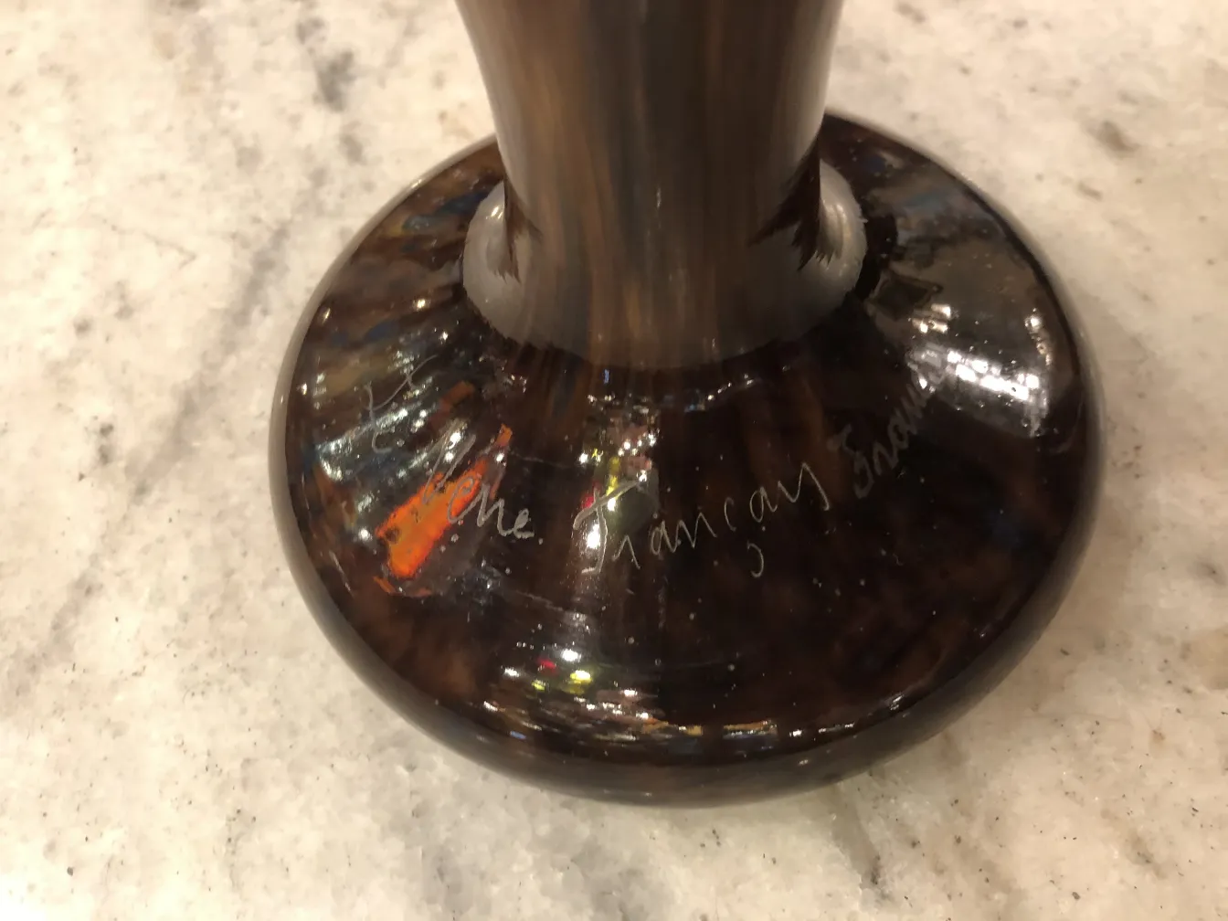 verre ancien signé avec des détails artistiques et des couleurs riches