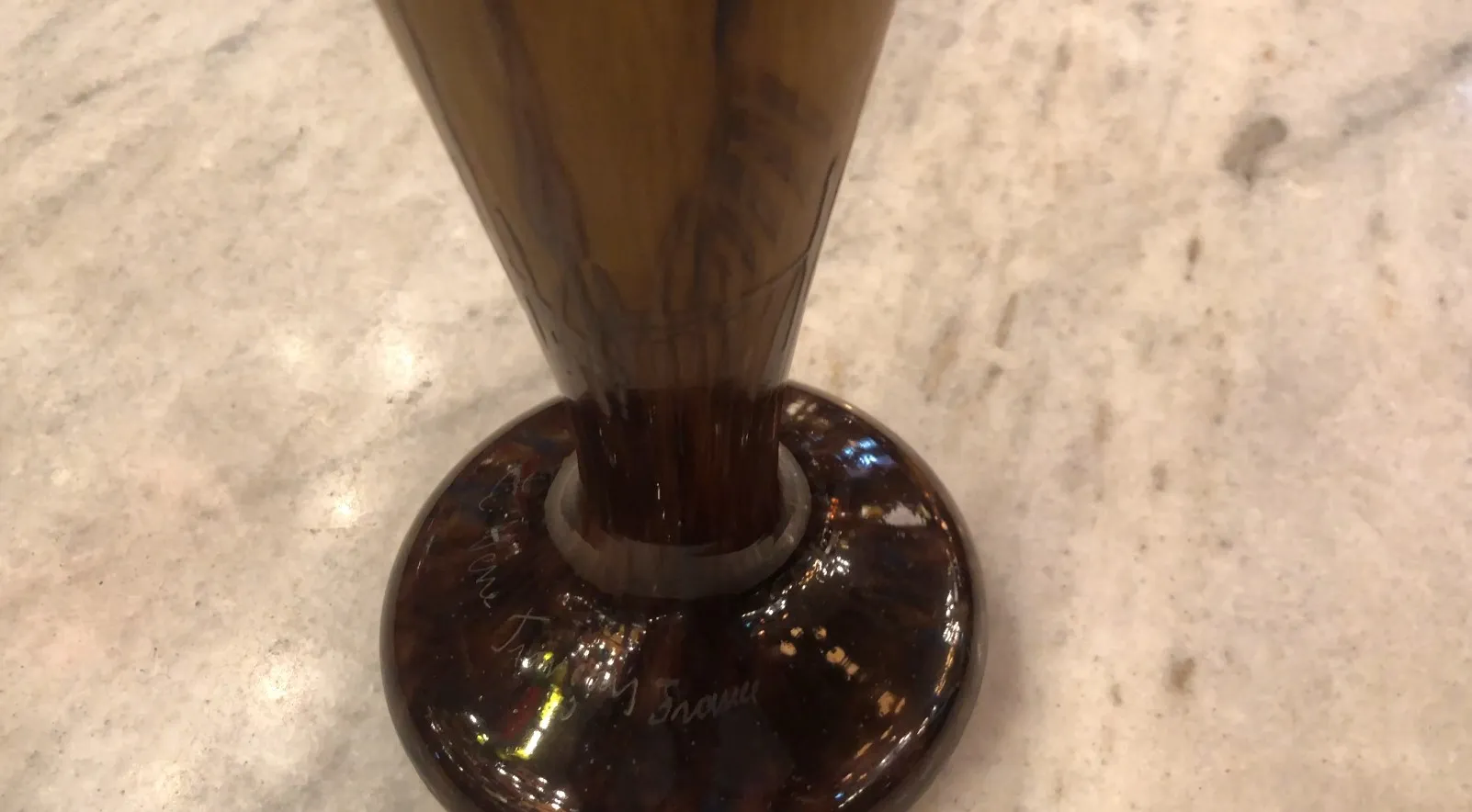 带签名的装饰玻璃，古典风格和优雅的底座。