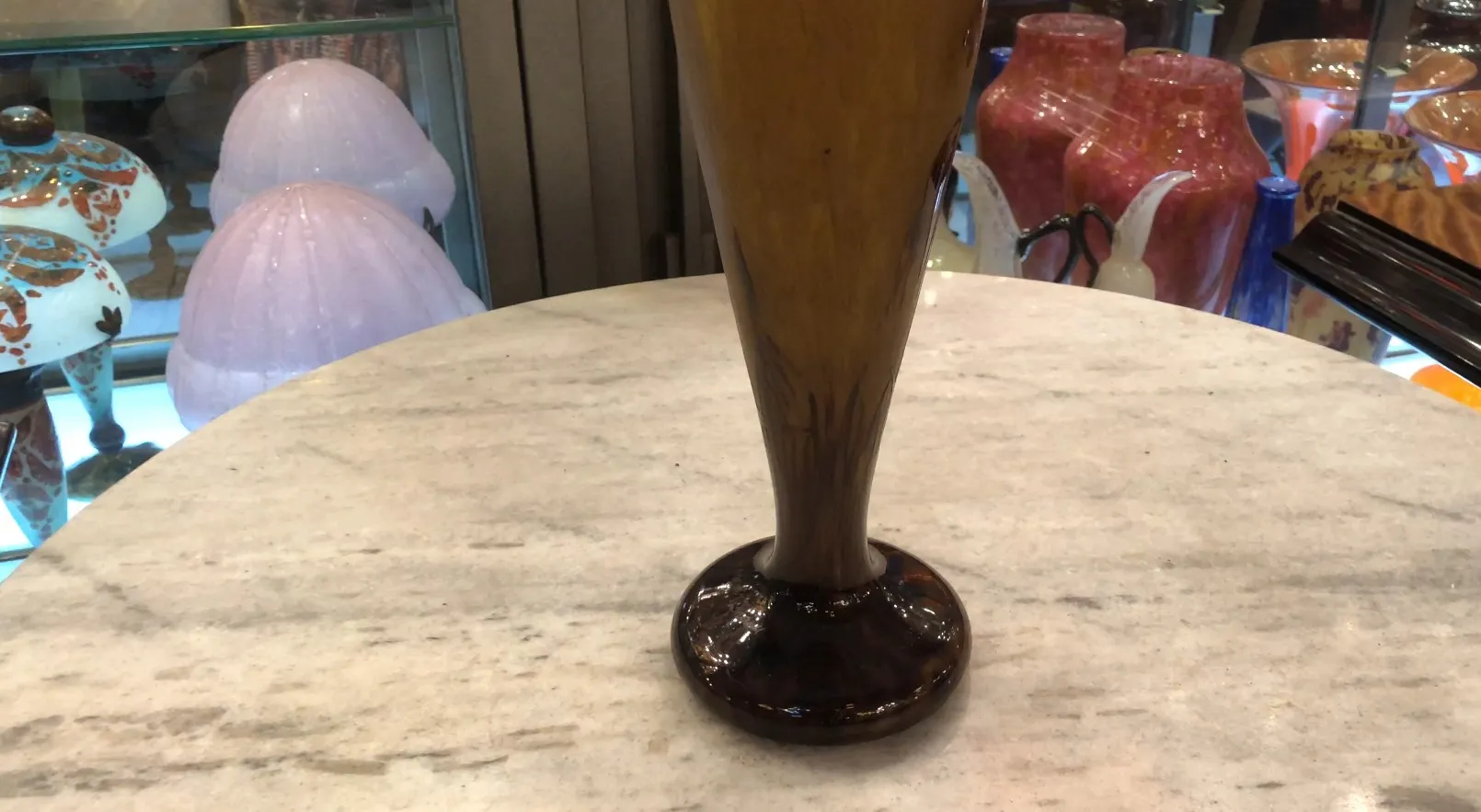 Подписанное стекло Le Verre на коричневой основе с декором