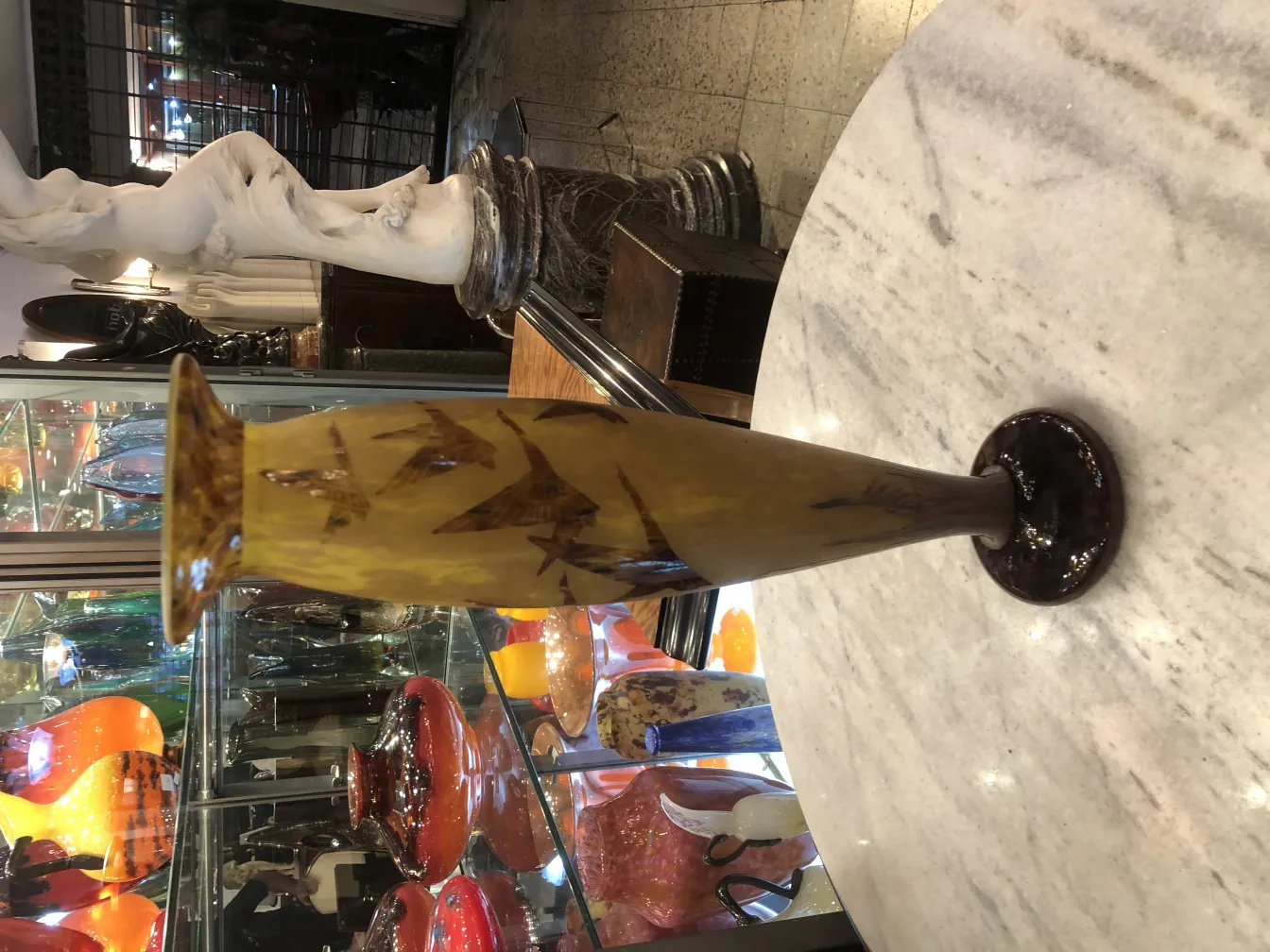 Dekorative Vase aus signiertem Glas Le Verre mit künstlerischen Motiven.