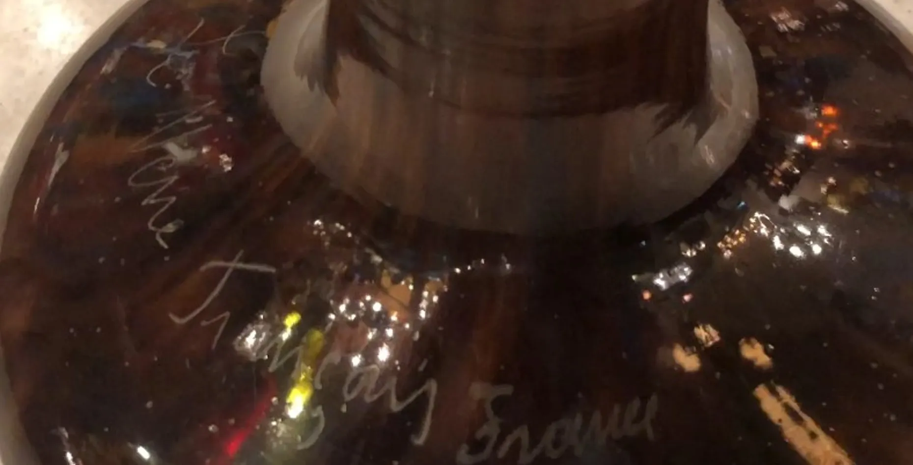 प्राचीन हस्ताक्षरित ग्लास, जटिल विवरण, अंधेरा पृष्ठभूमि।