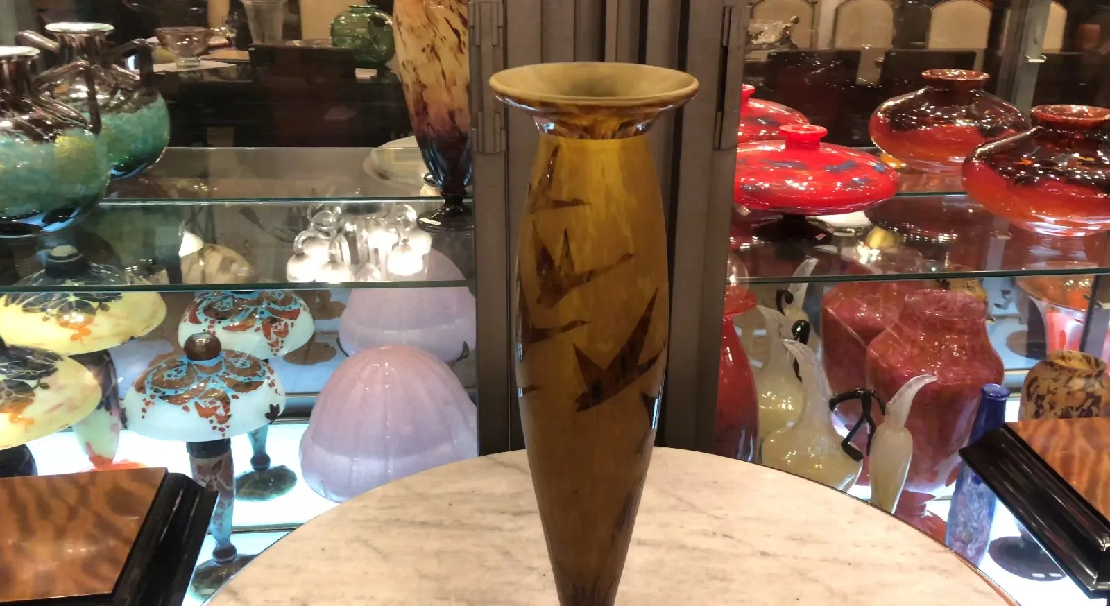 vase alto de vidrio firmado con decoraciones de pájaros en amarillo