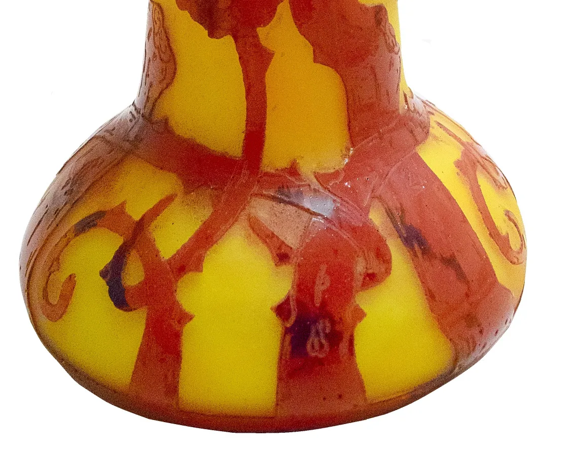 Antikes signiertes Glas mit dekorativen Details in Gelb und Rot.