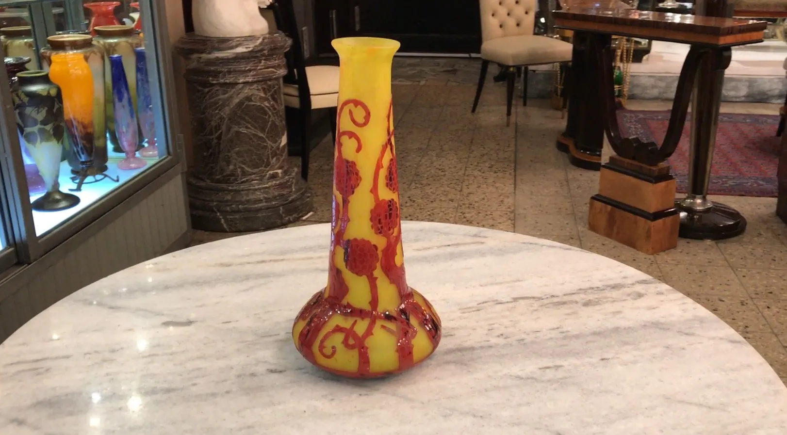 vase antique en verre signé Le Verre avec un design rouge et jaune