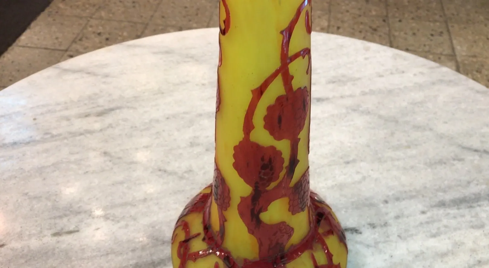 黄色花瓶有红色装饰，古董签名玻璃Le Verre。