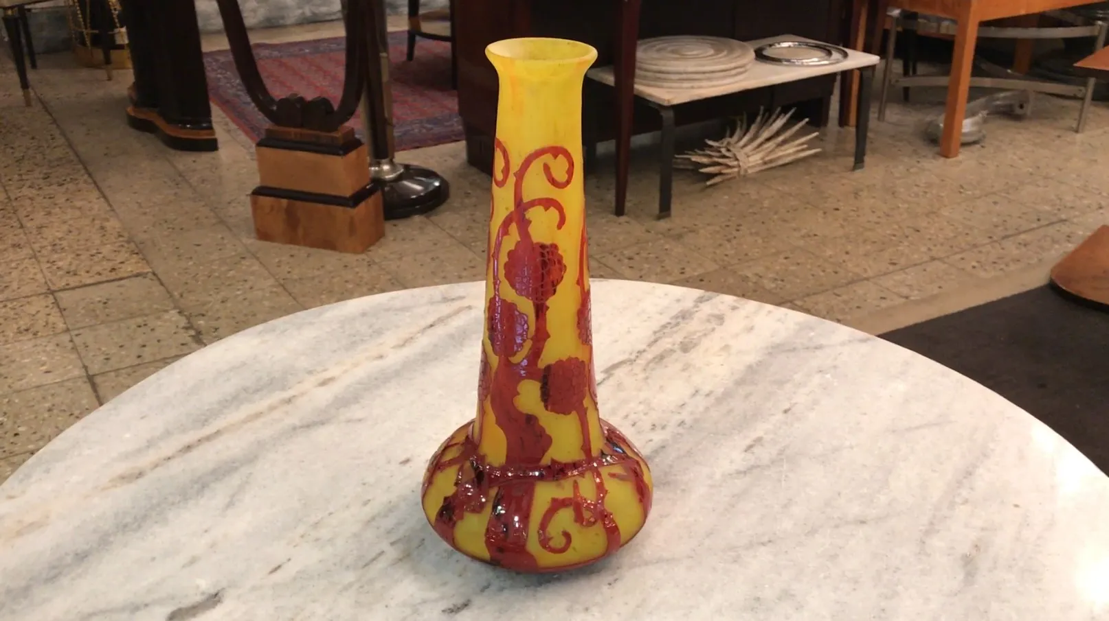 عرض لزجاج موقّع Le Verre بتصميمات عتيقة، جو أنيق.