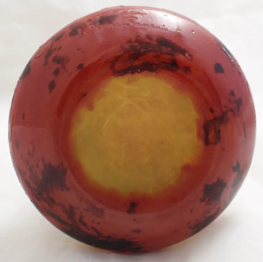 Vetro firmato, sfondo rosso con dettagli gialli, antiquariato.