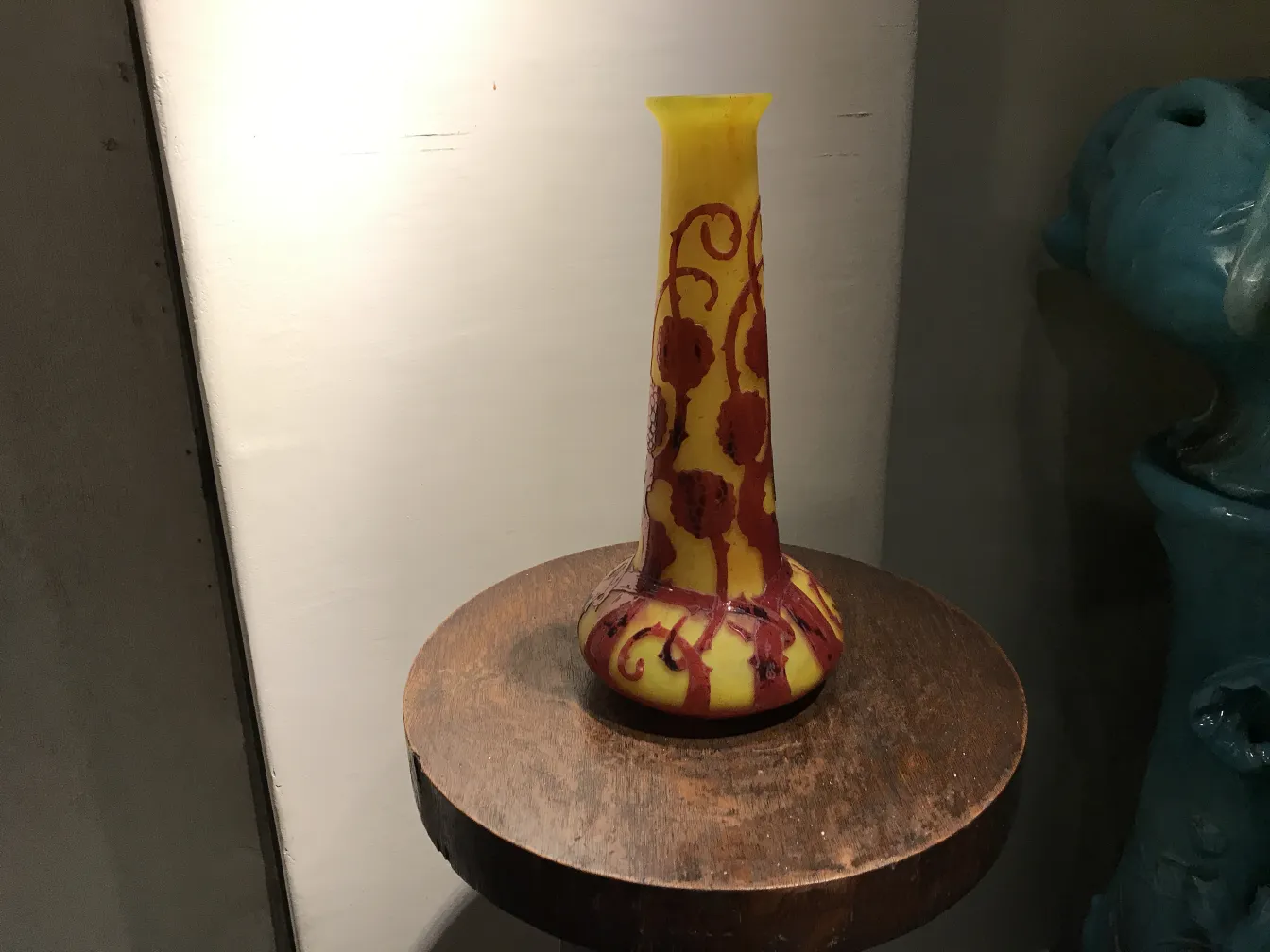 Antigüedad vidrio con firma Le Verre, diseño vibrante. Fondo claro.