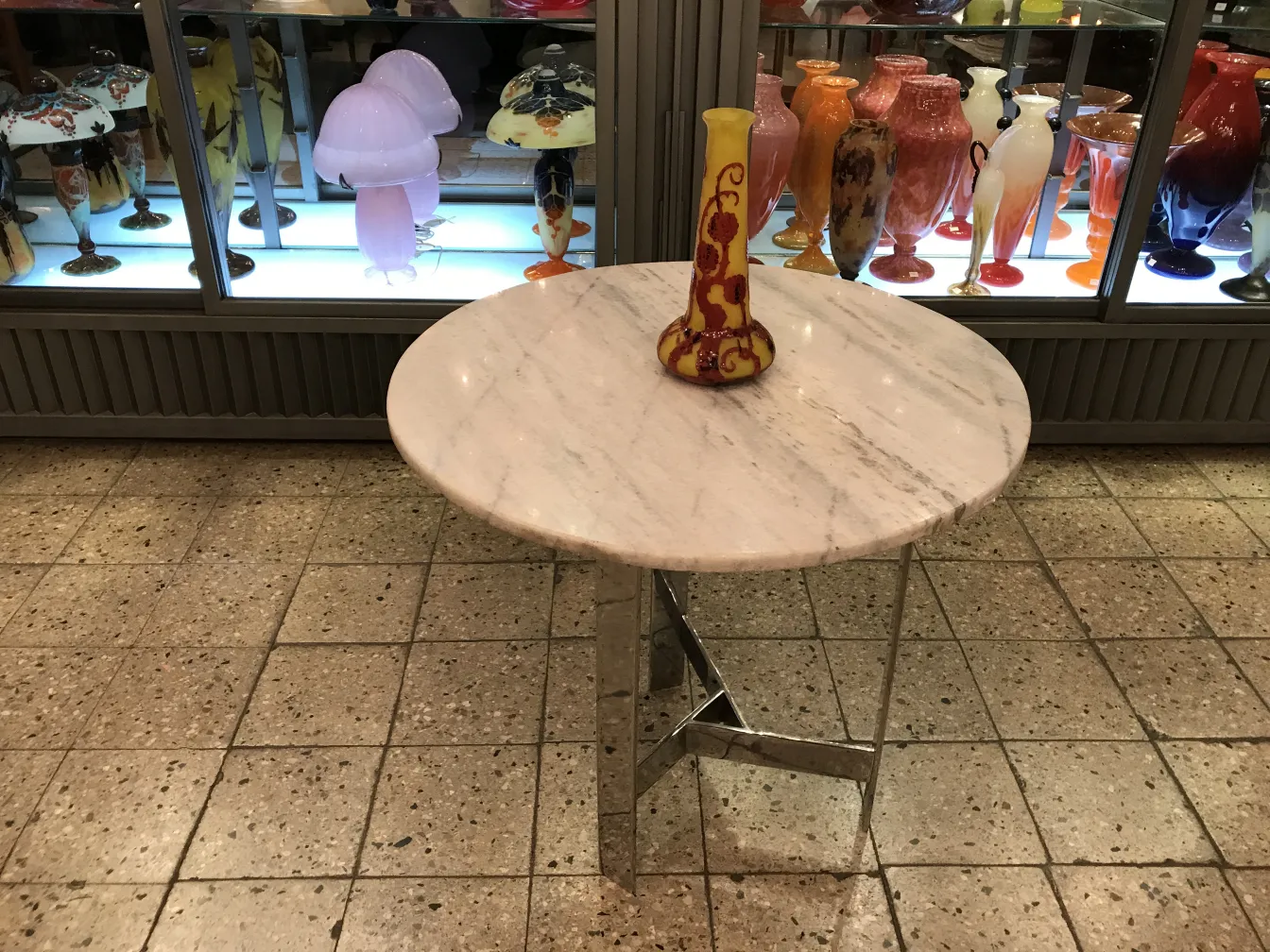 Antike Glasvase signiert Le Verre auf einem runden Tisch