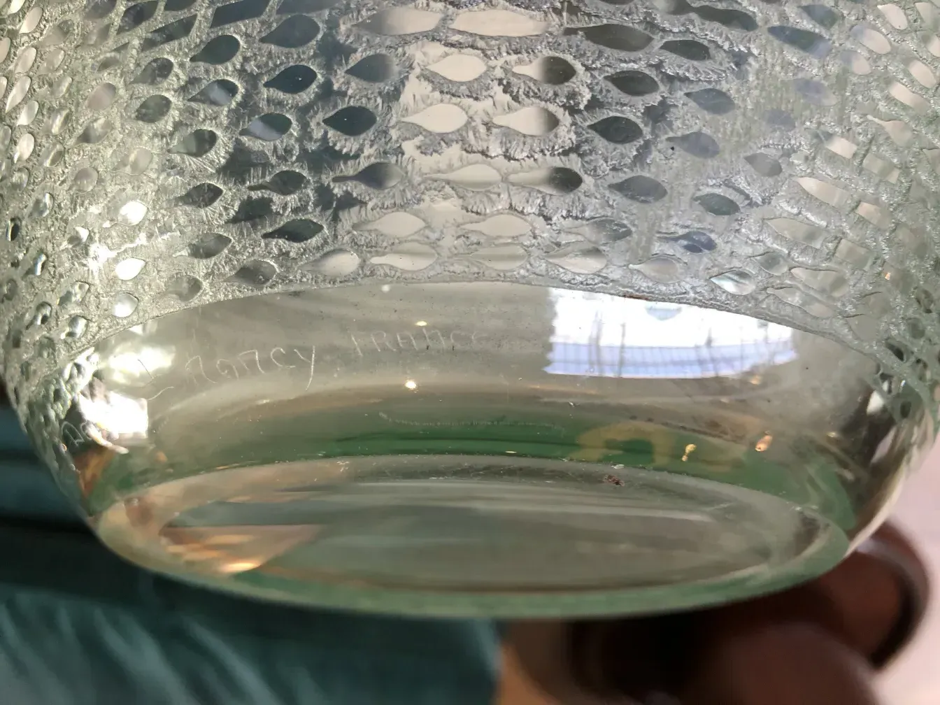 Vidro assinado antigo Daum Nancy com detalhes intrincados.