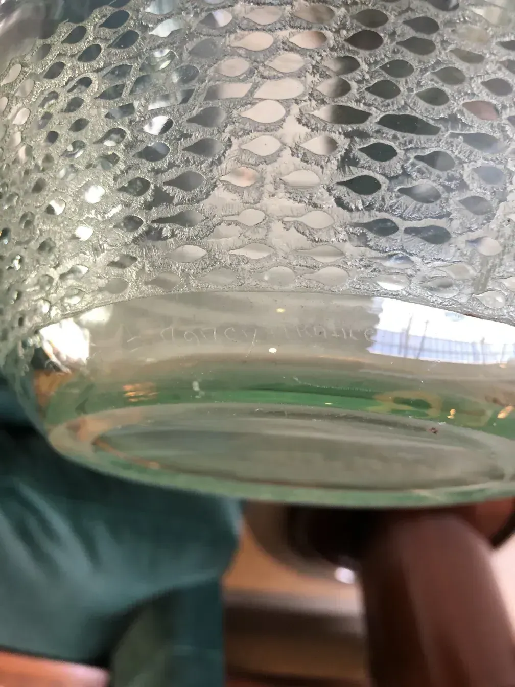 古いサイン入りグラス（Daum Nancy）に装飾パターンがあります。