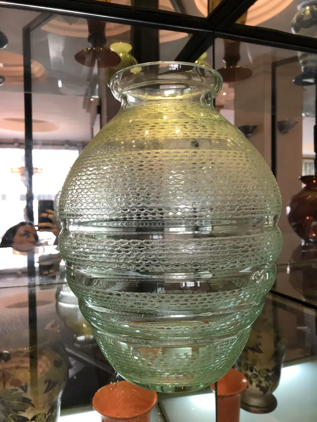 Verre signé par Daum Nancy avec un design ancien, ambiance élégante.