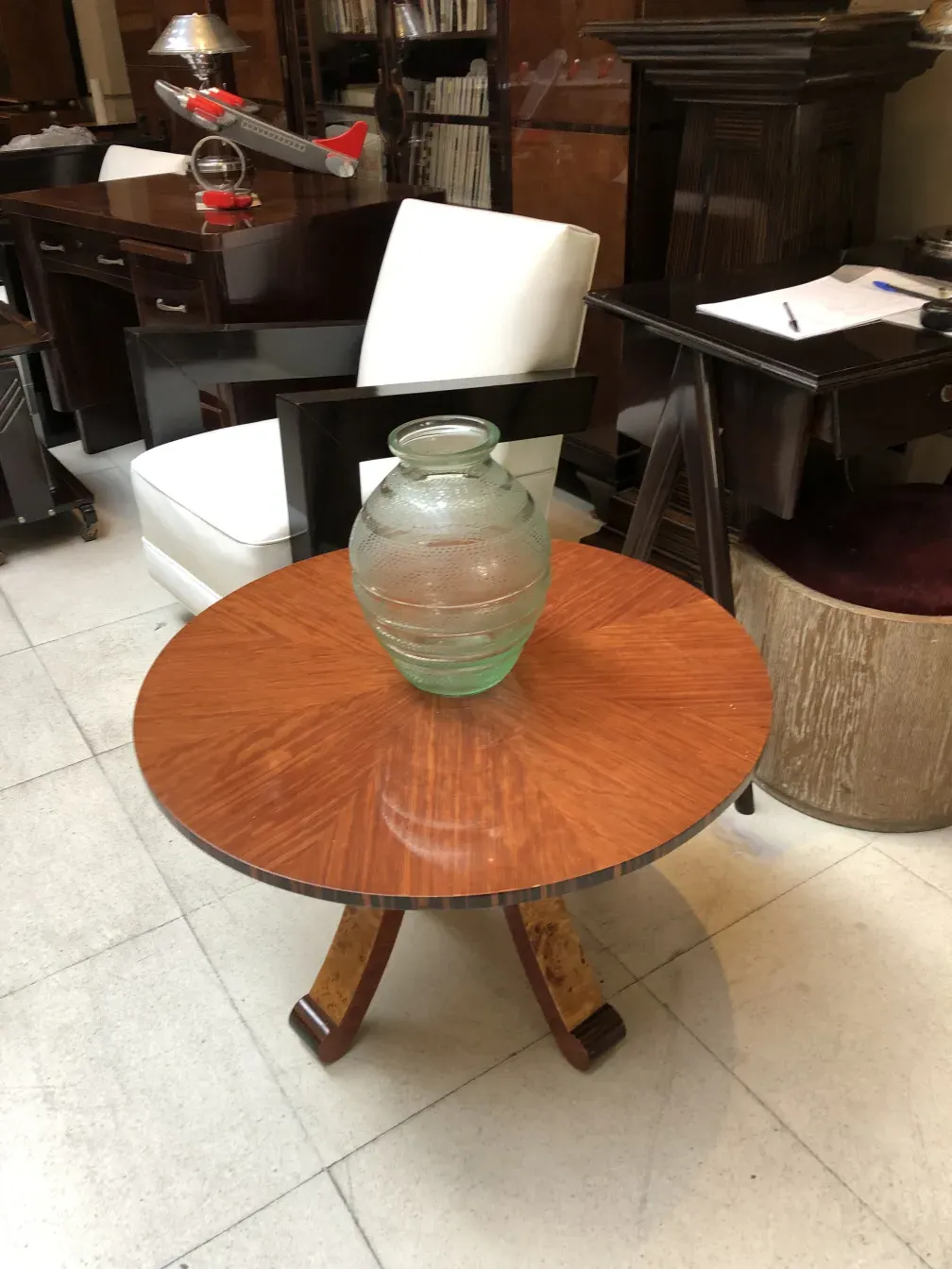 Vidrio antiguo firmado por Daum Nancy sobre mesa de madera