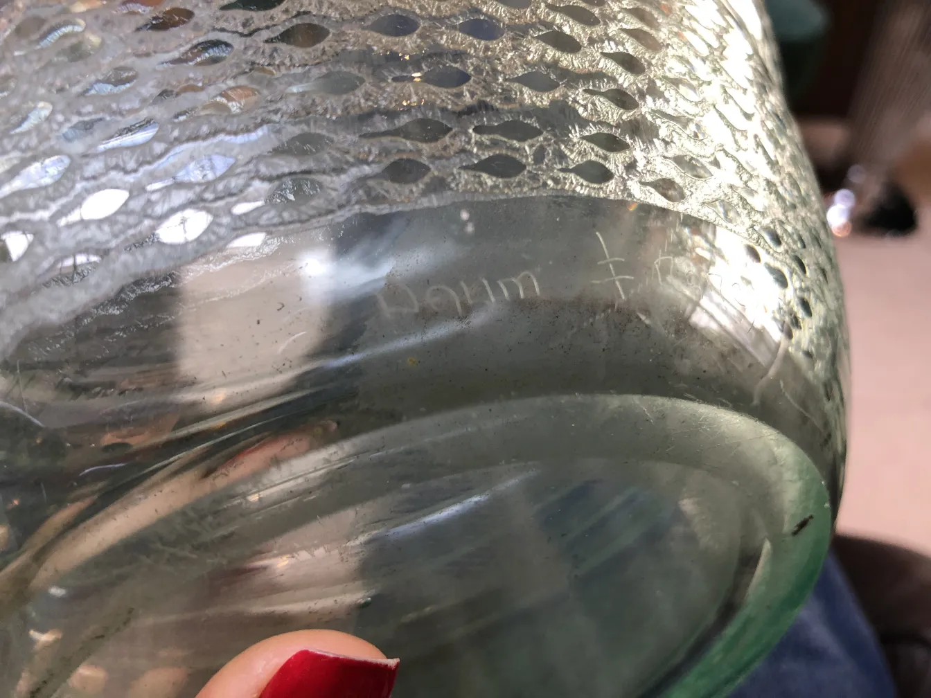 古老的签名玻璃达美-南希，展示独特设计