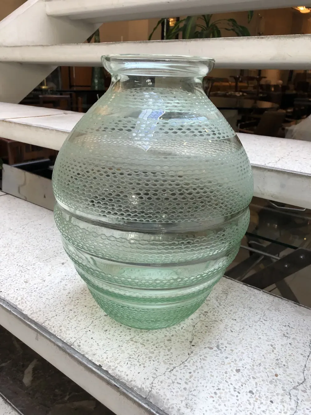 Verre signé ancien Daum Nancy en teintes vertes, avec un design unique.