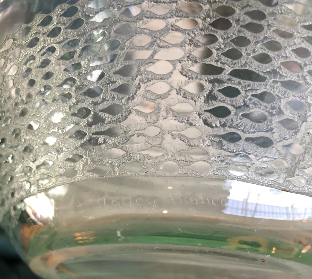 Verre signé Daum Nancy avec un motif en filet et signature visible