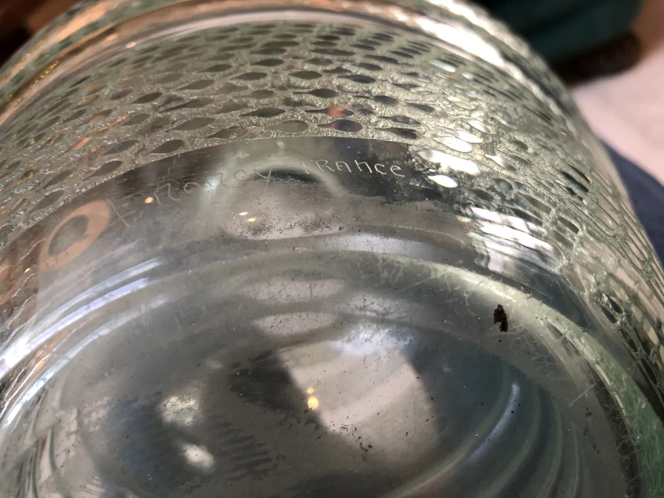 具有独特纹理和微妙光泽的古董签名玻璃大姆南希。