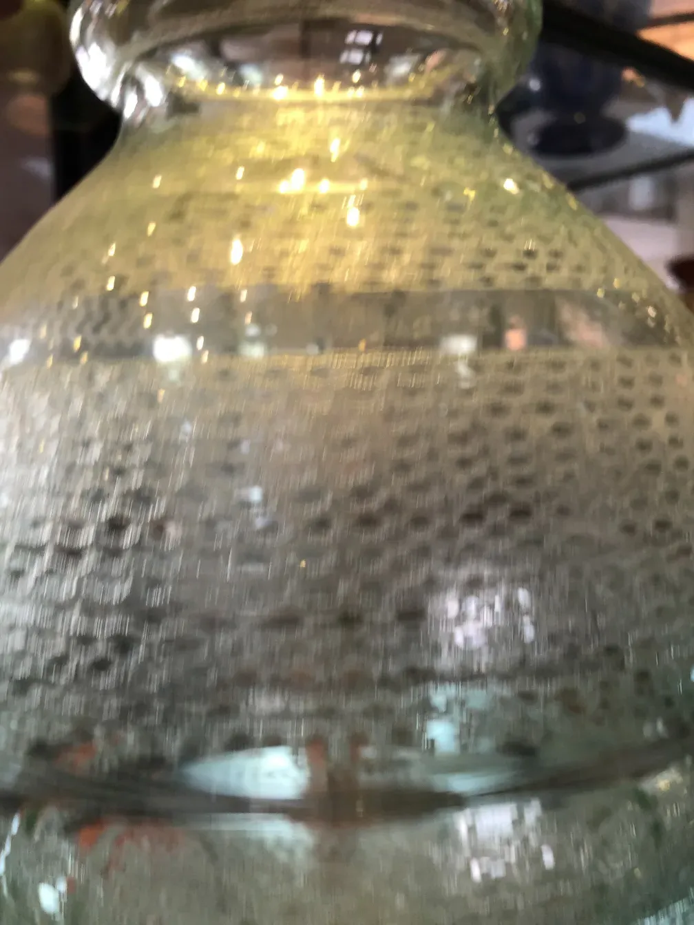 Vidrio firmado de Daum Nancy con superficies texturizadas y luces reflejadas