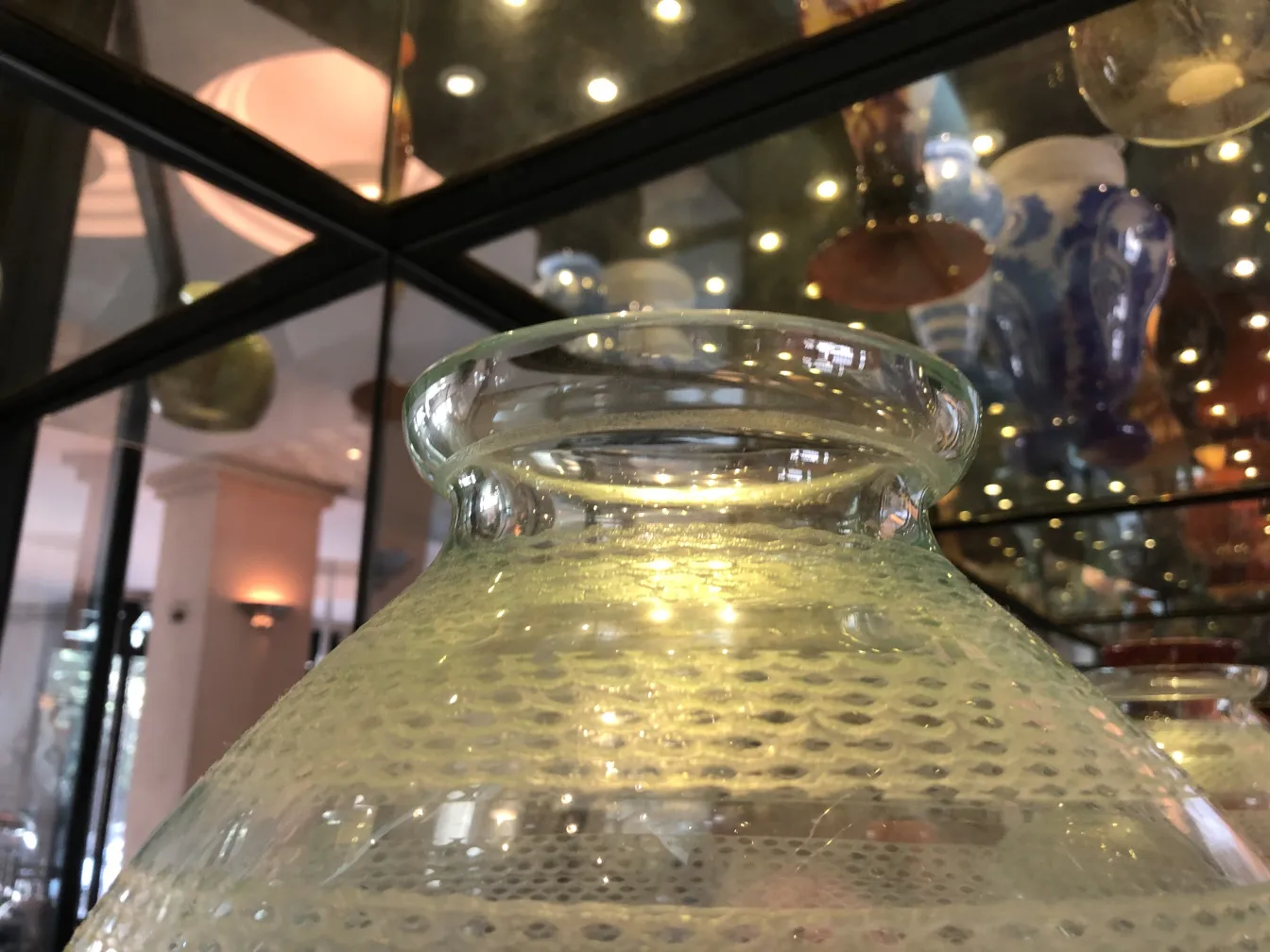 Verre signé Daum Nancy, antiquité avec design distinctif et éclat. Fond de vitrines éclairées.