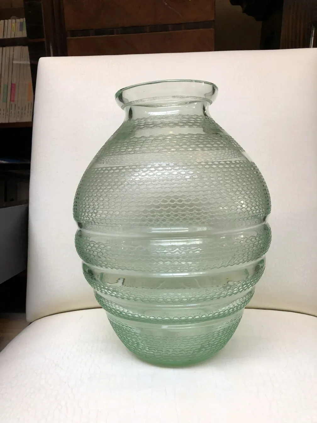 vase antico in vetro verde con texture