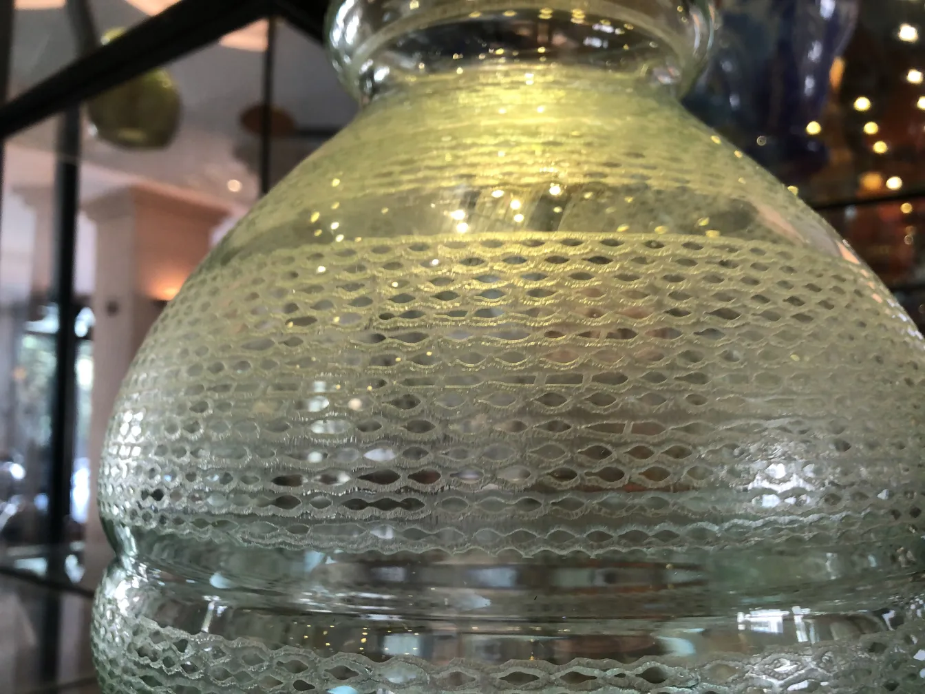 Antikes signiertes Glas mit wellenförmigen Mustern