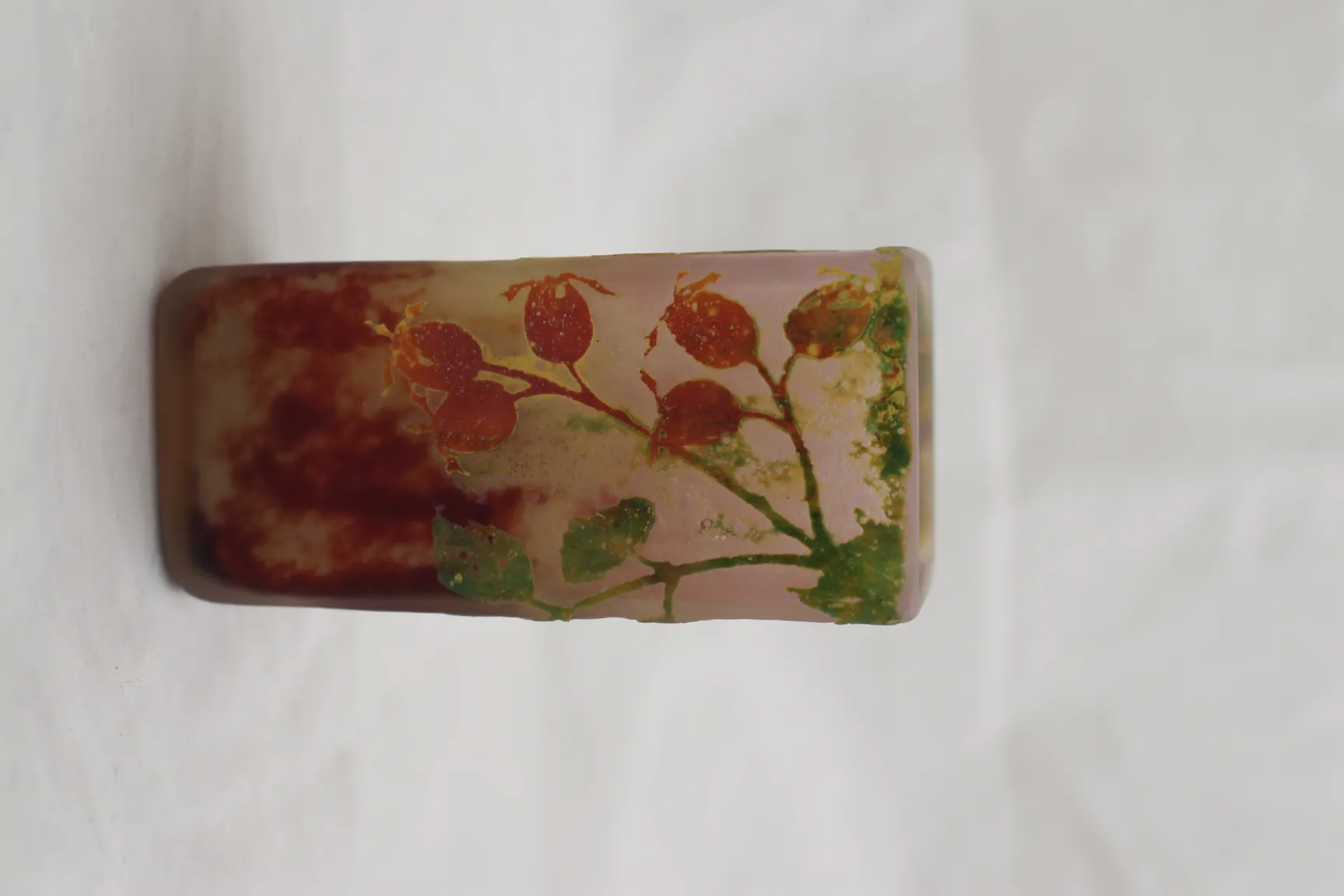 Vetro firmato Daum Nancy antico con design botanico in marrone e verde.