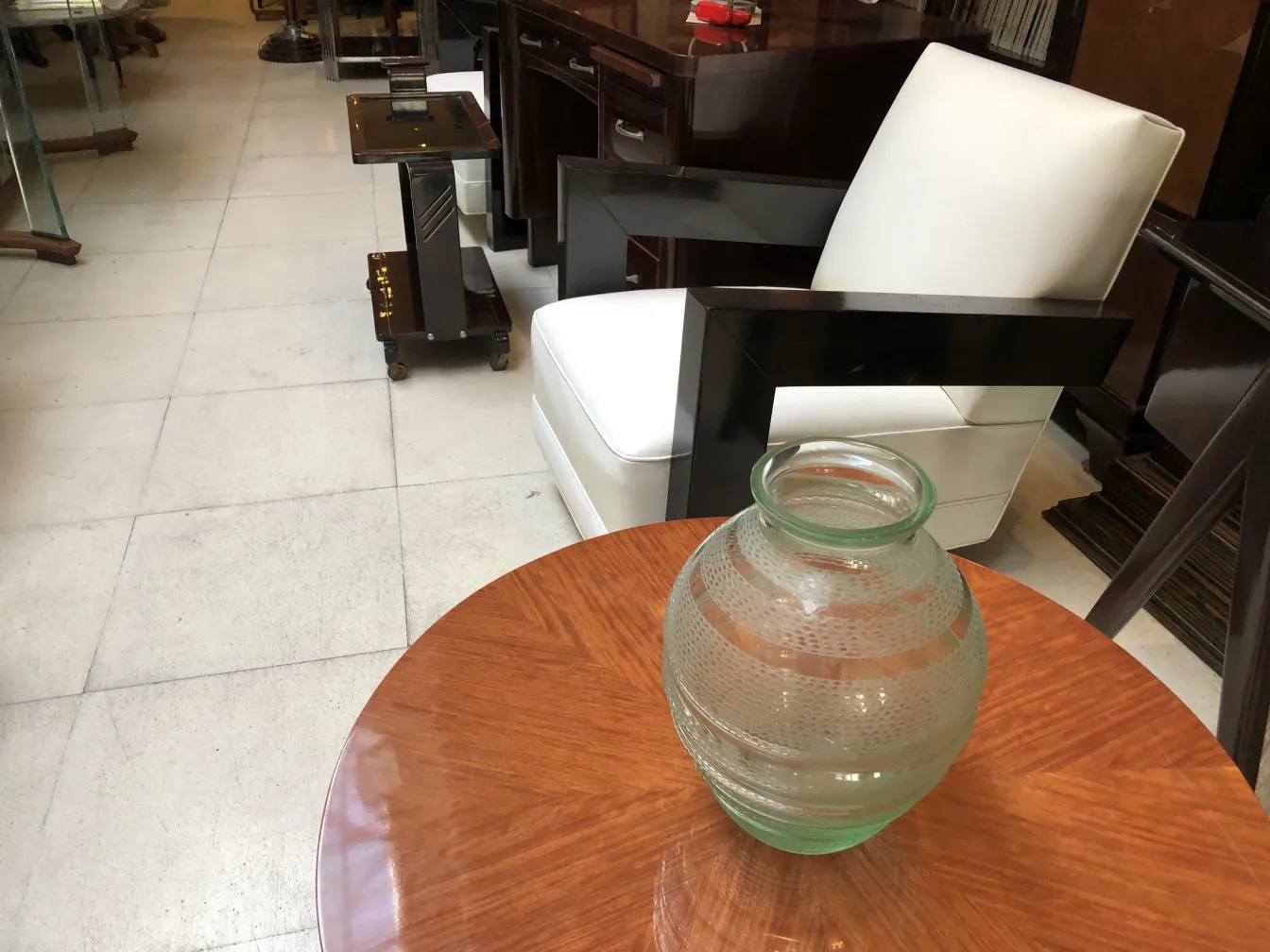 Vaso in vetro firmato Daum Nancy su un tavolo in legno in un ambiente antico.