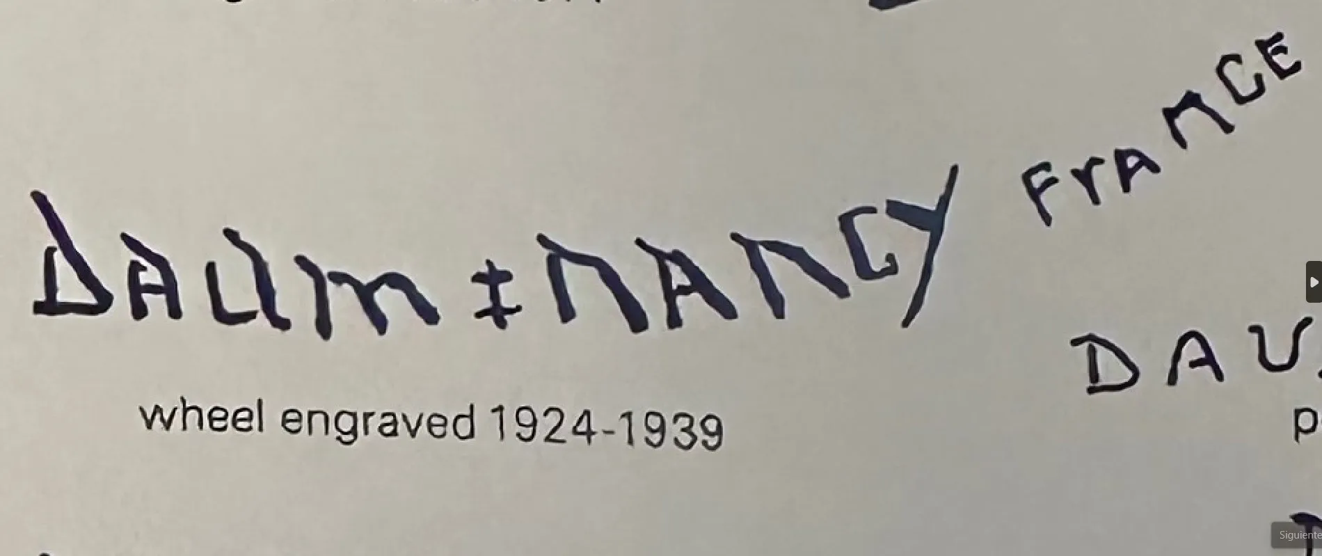 サイン入りグラスDaum Nancy、古代の作品、優雅なデザインが見えます。