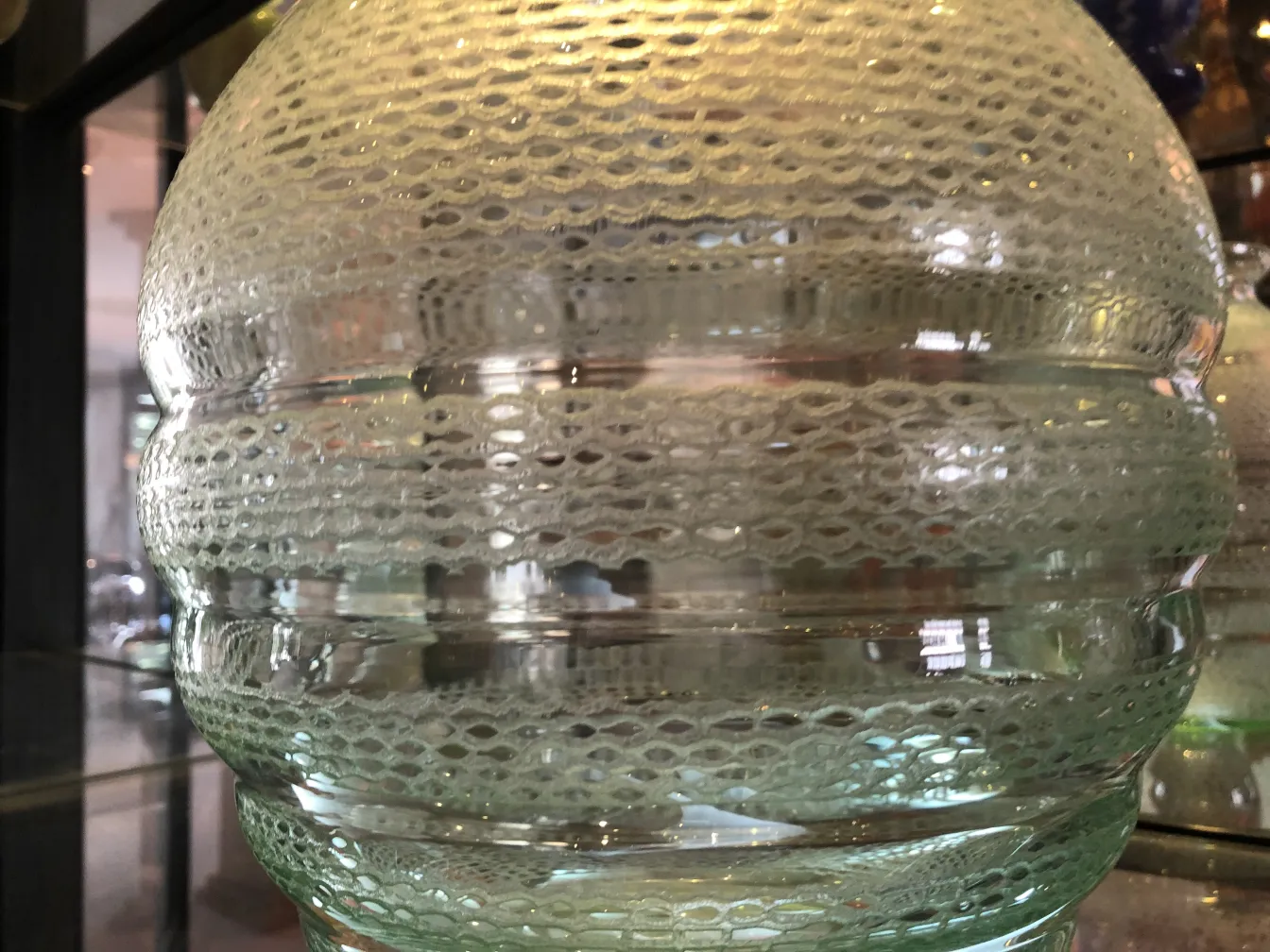 antikes Glas mit einzigartiger Textur und Unterschrift, künstlerisches Ambiente