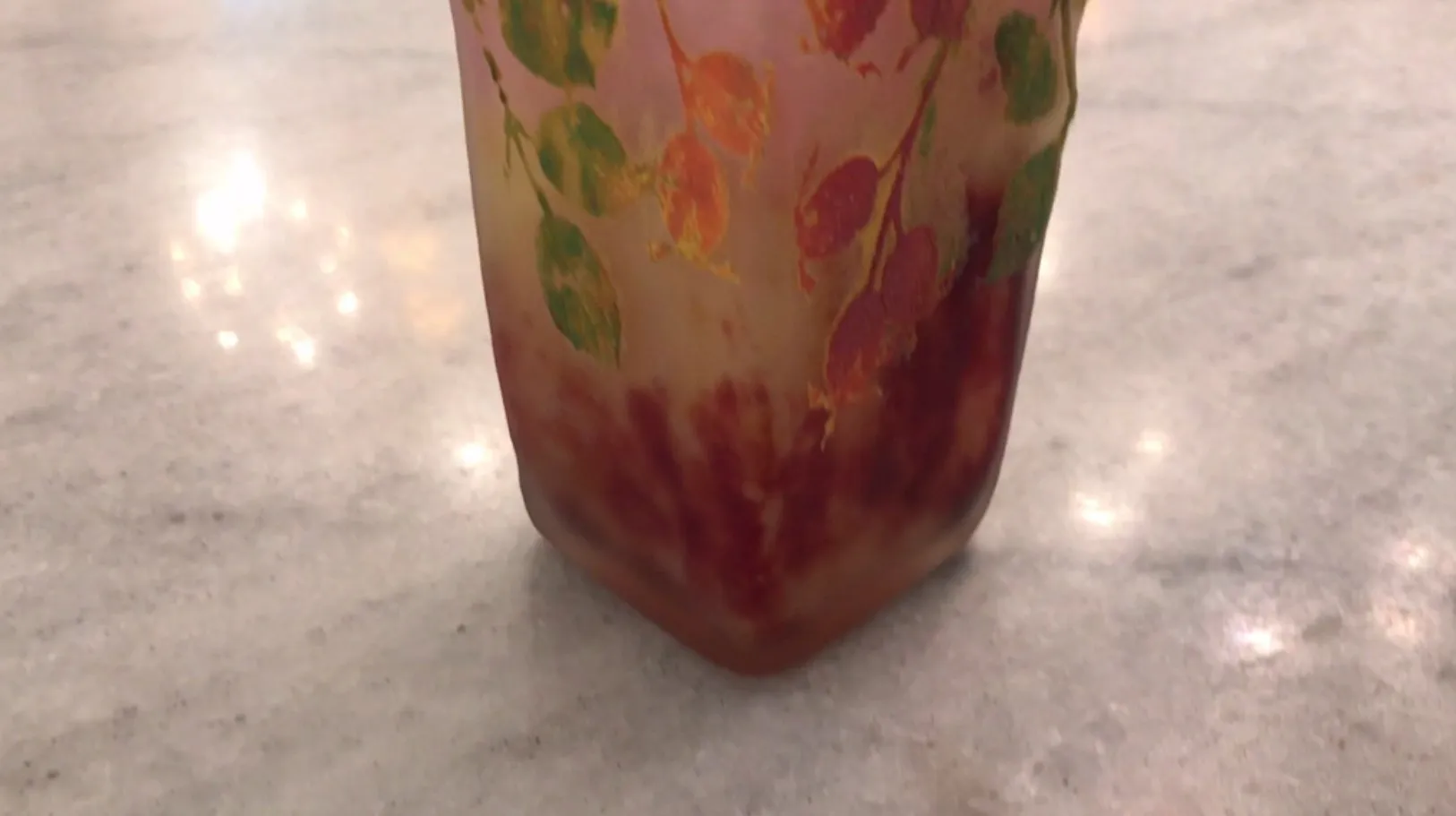 Signiertes Glas Daum Nancy mit Blättern in roten und grünen Farbtönen