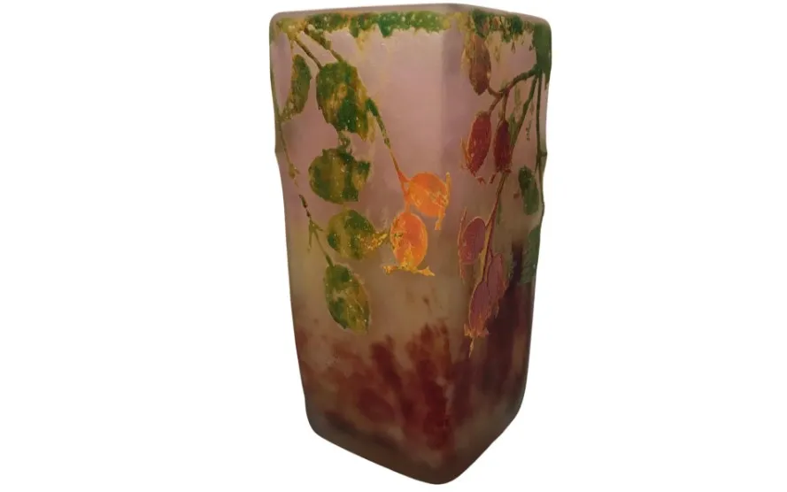 verre ancien signé Daum Nancy avec design de feuilles