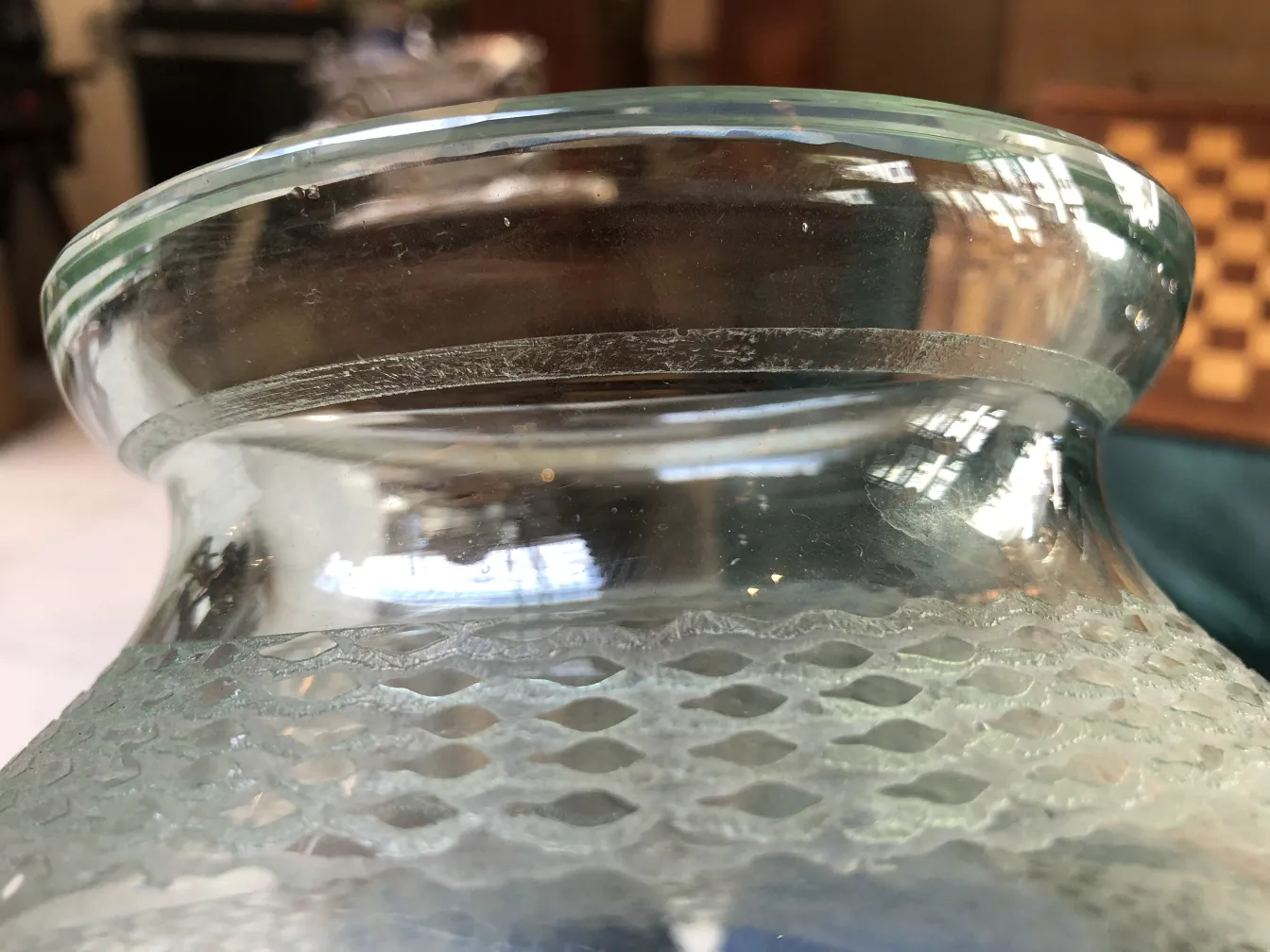 Vue détaillée d'un verre ancien signé Daum Nancy dans un cadre décoratif.