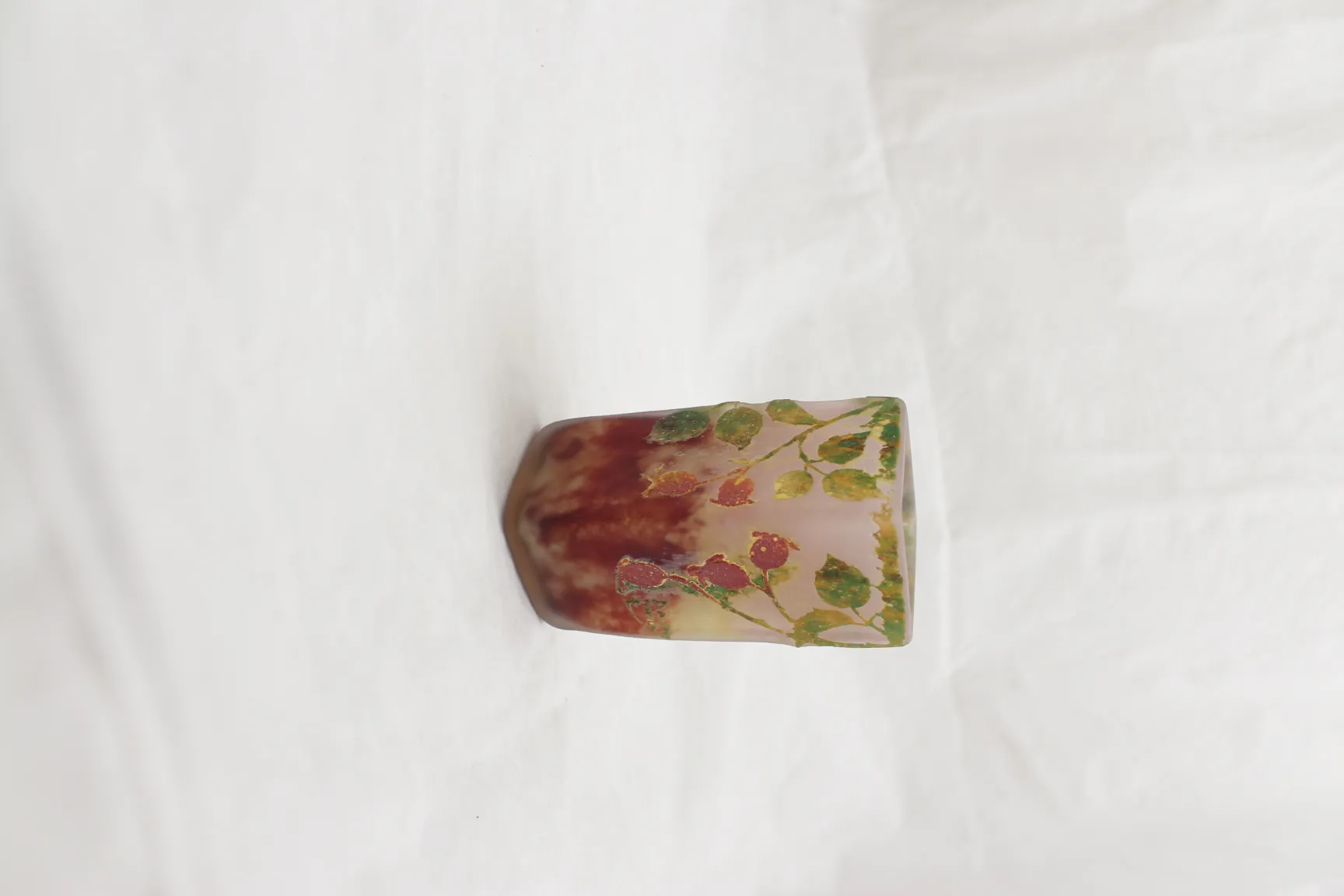 Verre signé Daum Nancy avec des feuilles peintes en tons naturels