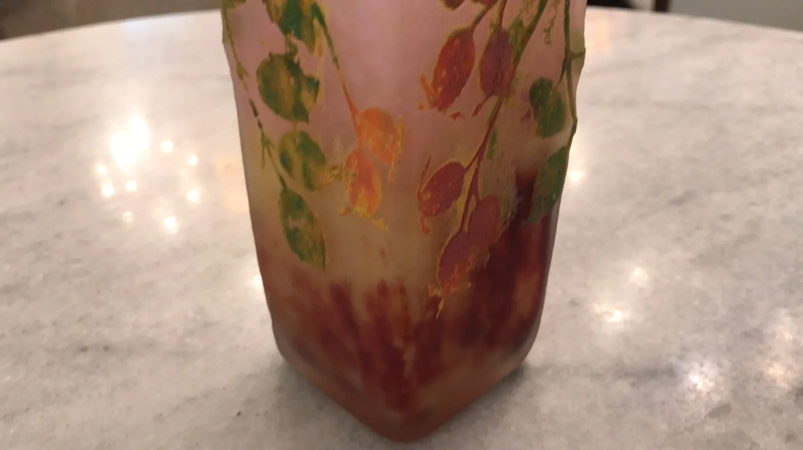 Signiertes Glas Daum Nancy, antik mit sanften floralen Motiven.