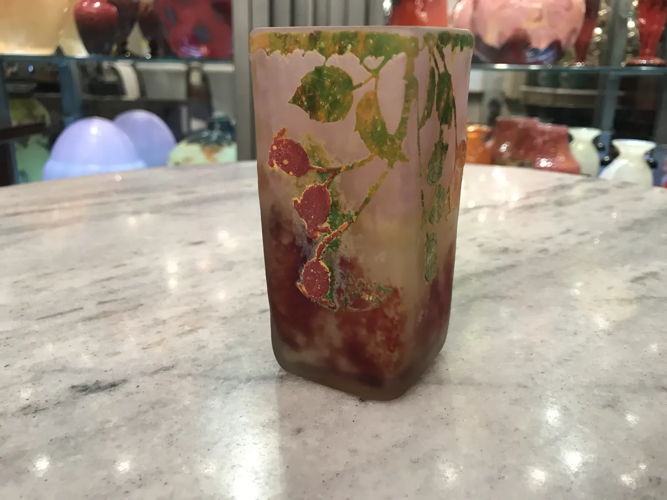 antikes glas mit blatt- und fruchtmuster