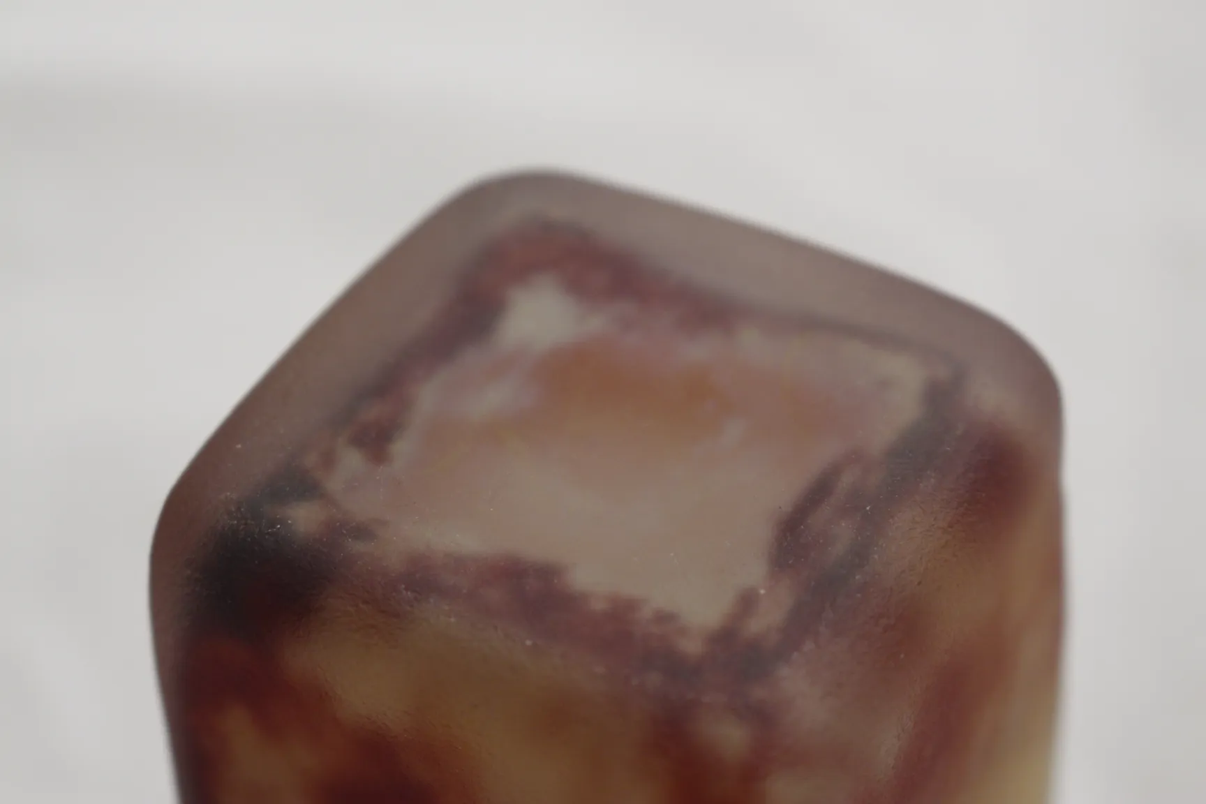 古董签名的达姆南希玻璃，棕色和米色，背景为白色。