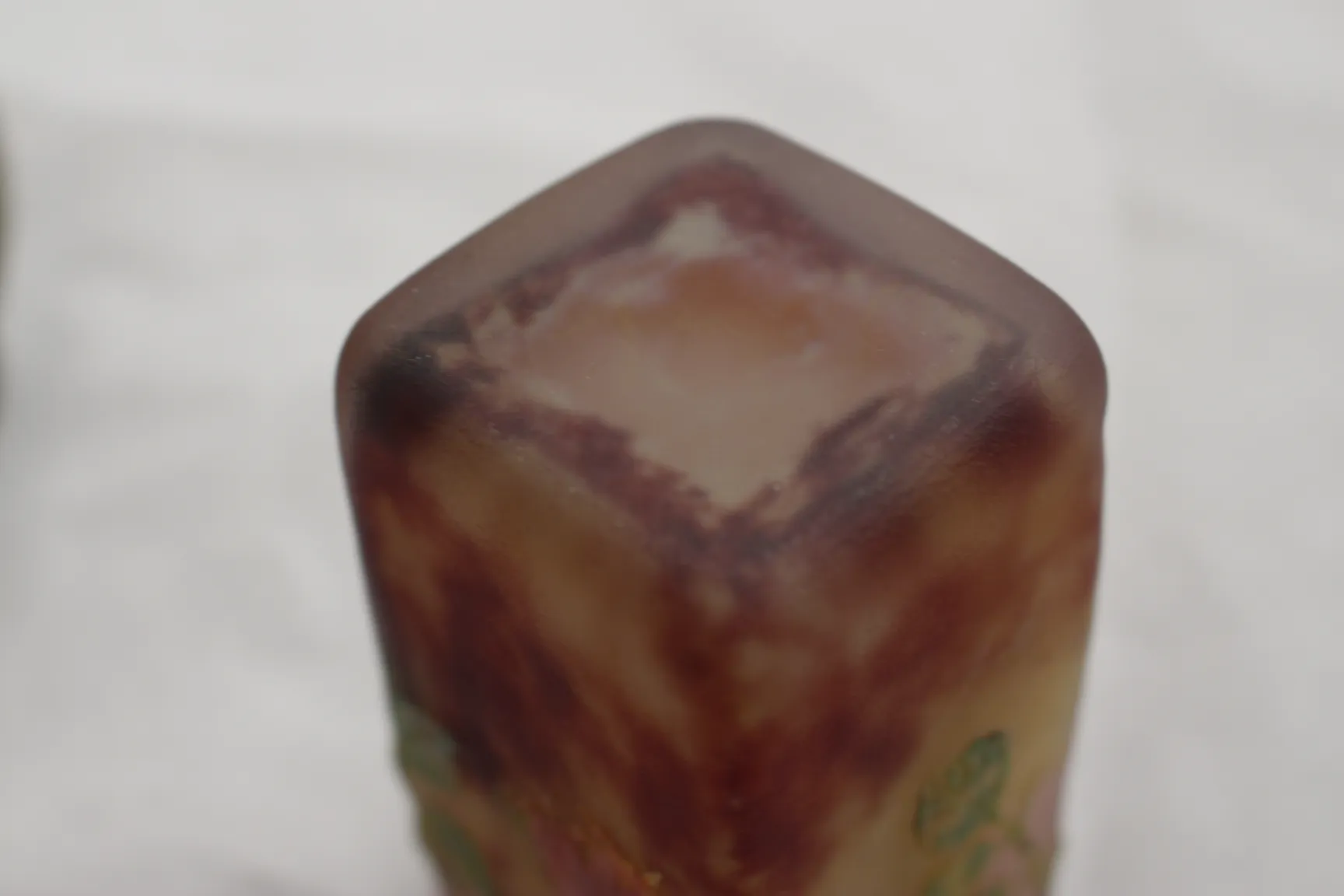 Vetro firmato Daum Nancy con dettagli colorati