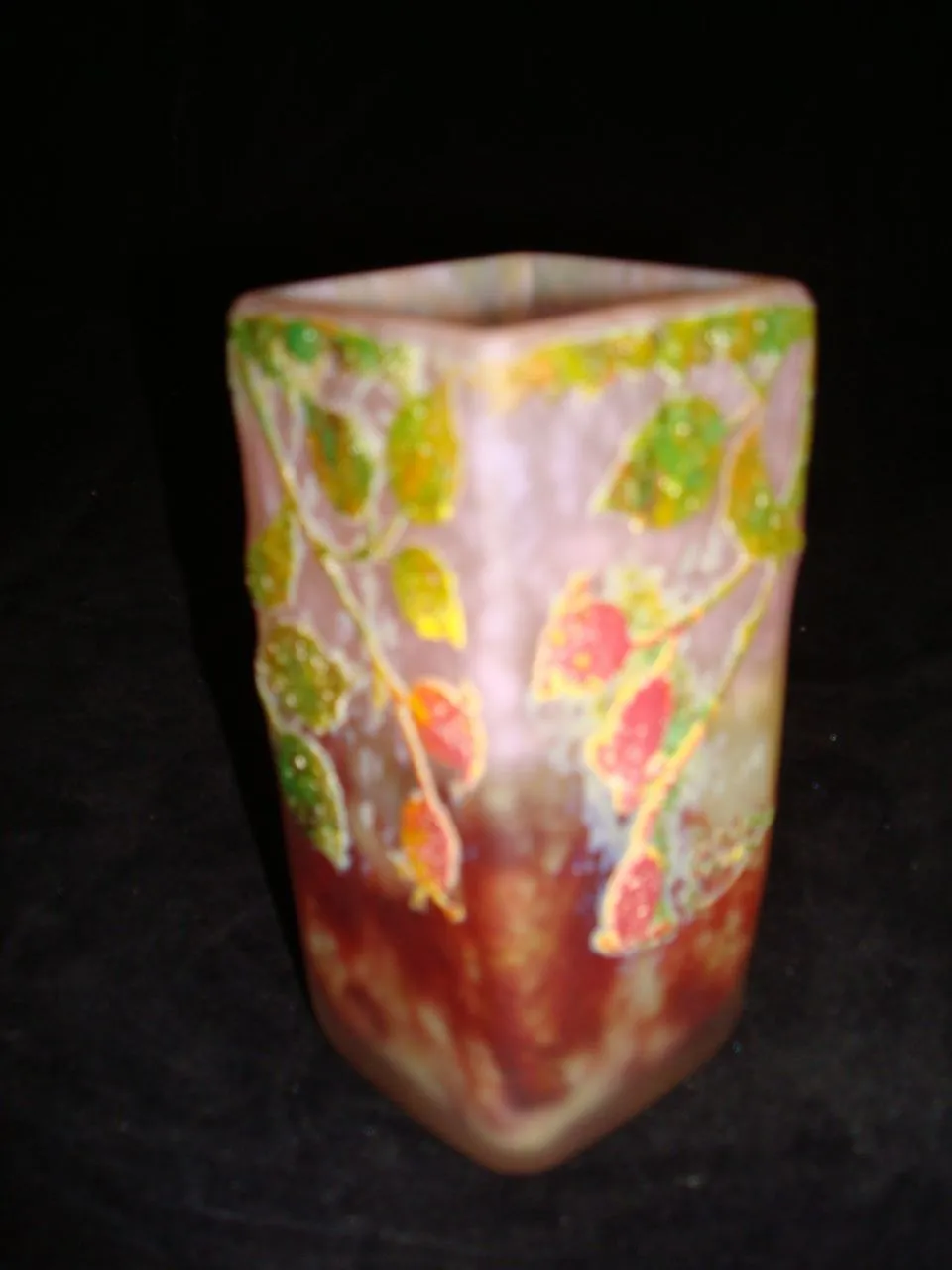 Signiertes Glas Daum Nancy mit buntem Blatterschmuck