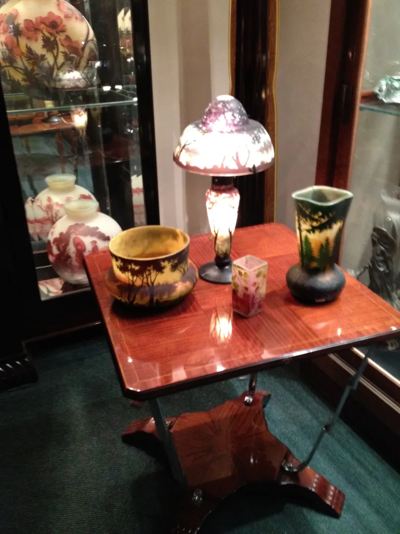 signiertes glas daum nancy in einer antiquitätenausstellung